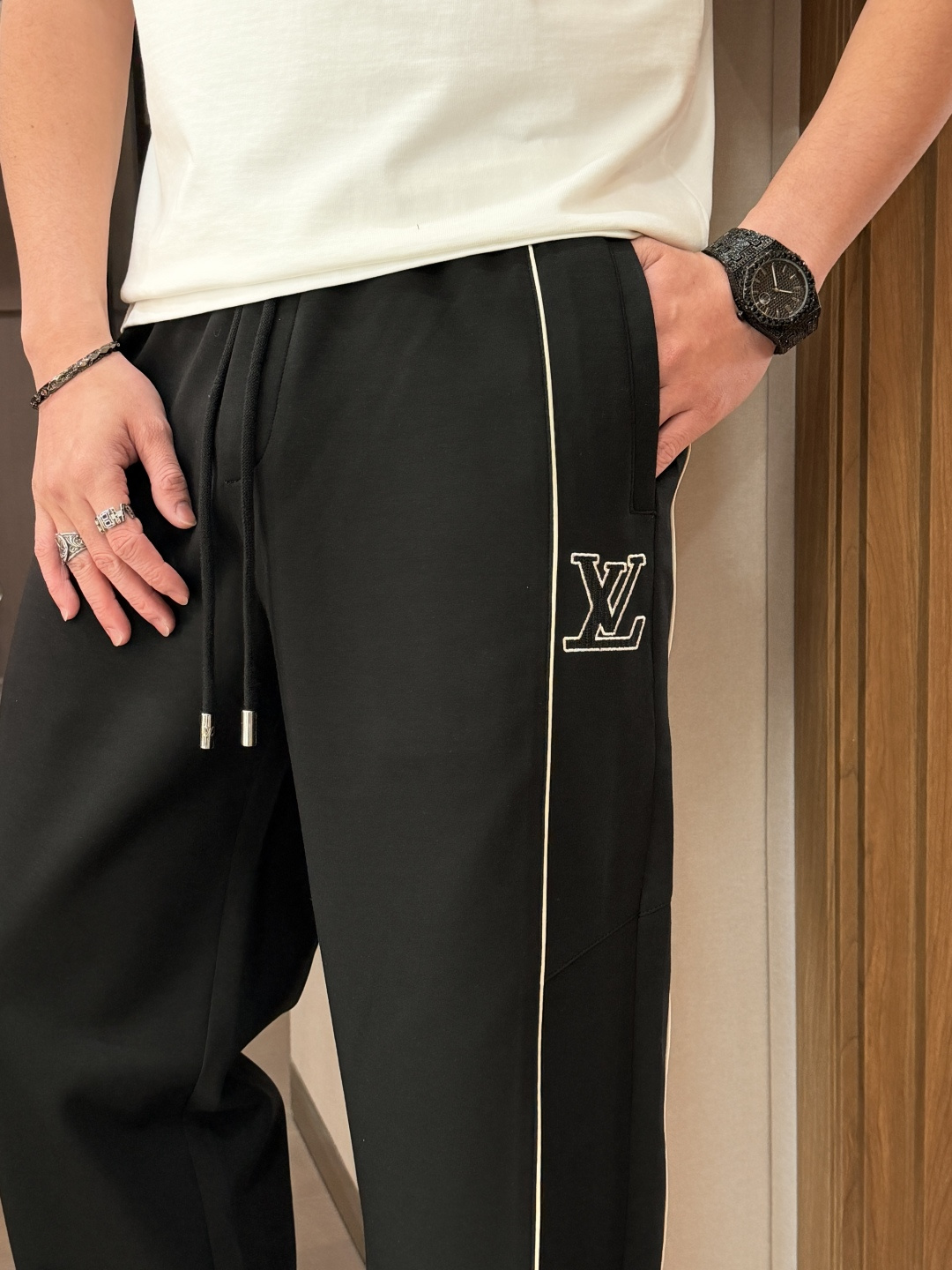 🌾Lv 2026春夏新款铜氨丝莫代尔空气层休闲卫裤，裤身上刺绣标志性品牌标识，客供定制品牌刻印五金配件，