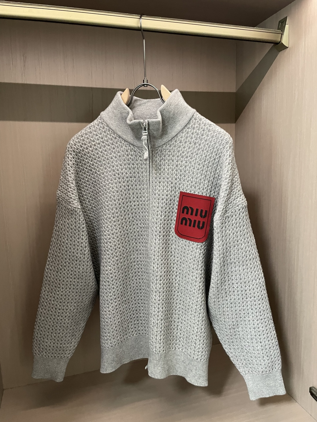 🌾 miumiu 新款开衫针织毛衣！经典永不过时！外观简洁干净，秋日可以单穿，深冬最为内搭！定制进口高支