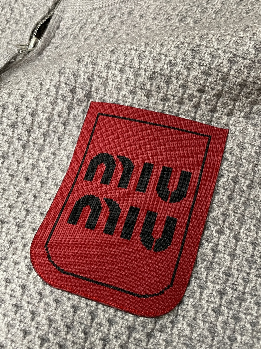 🌾 miumiu 新款开衫针织毛衣！经典永不过时！外观简洁干净，秋日可以单穿，深冬最为内搭！定制进口高支