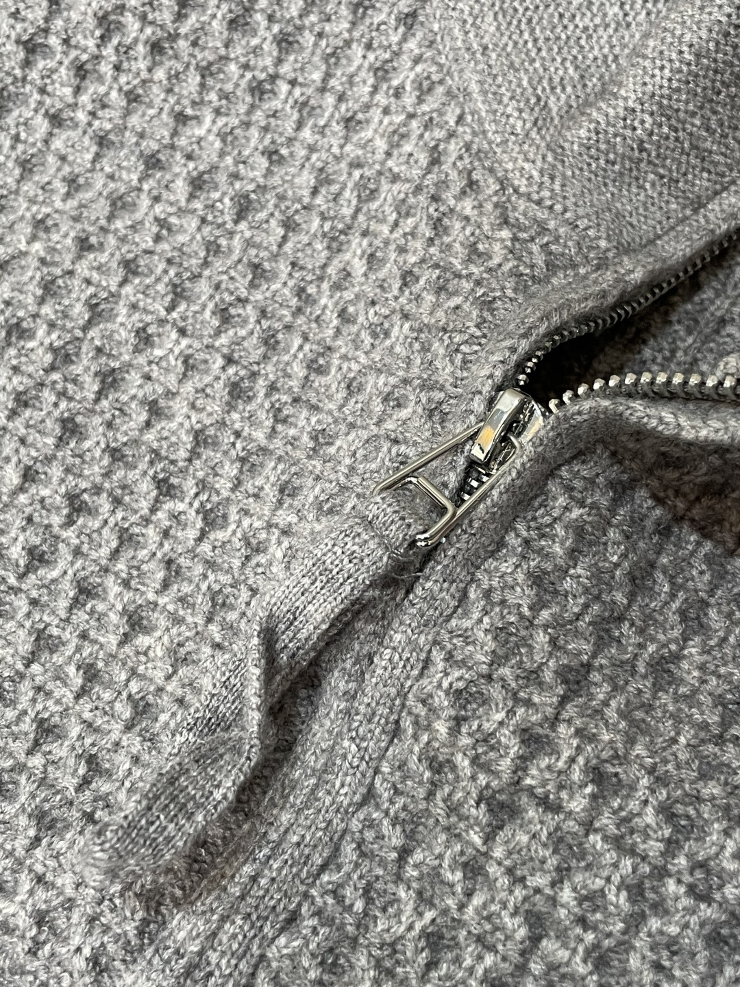 🌾 miumiu 新款开衫针织毛衣！经典永不过时！外观简洁干净，秋日可以单穿，深冬最为内搭！定制进口高支