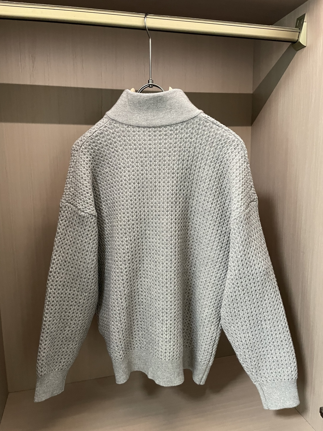 🌾 miumiu 新款开衫针织毛衣！经典永不过时！外观简洁干净，秋日可以单穿，深冬最为内搭！定制进口高支