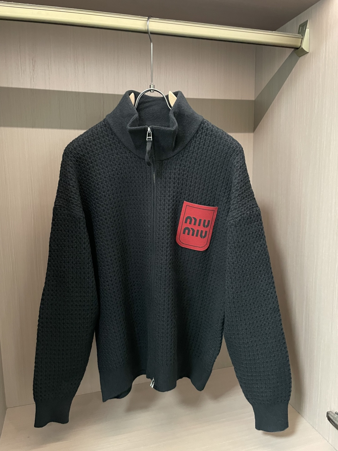 🌾 miumiu 新款开衫针织毛衣！经典永不过时！外观简洁干净，秋日可以单穿，深冬最为内搭！定制进口高支