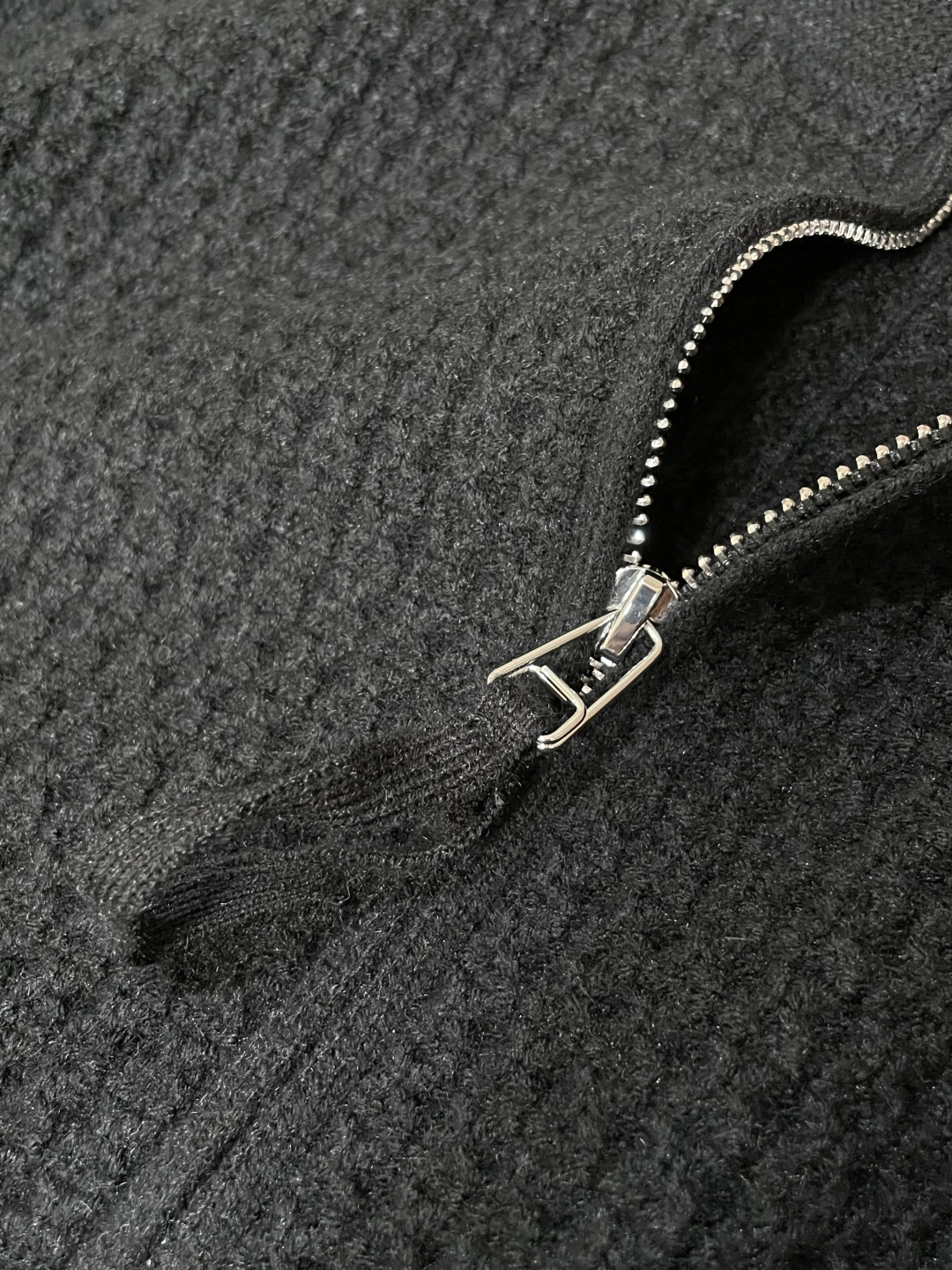 🌾 miumiu 新款开衫针织毛衣！经典永不过时！外观简洁干净，秋日可以单穿，深冬最为内搭！定制进口高支