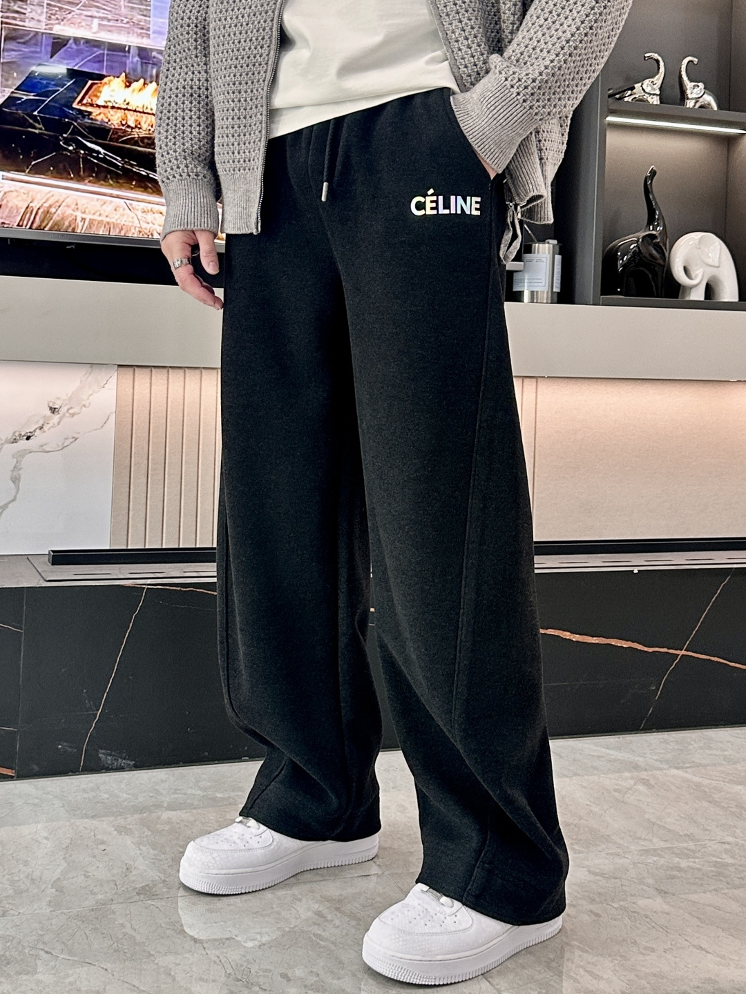 🌾 Celine 2025秋冬最新系列男士加厚休闲裤！内里加绒，非常保暖，北方的宝子们赶紧备上！采用客供