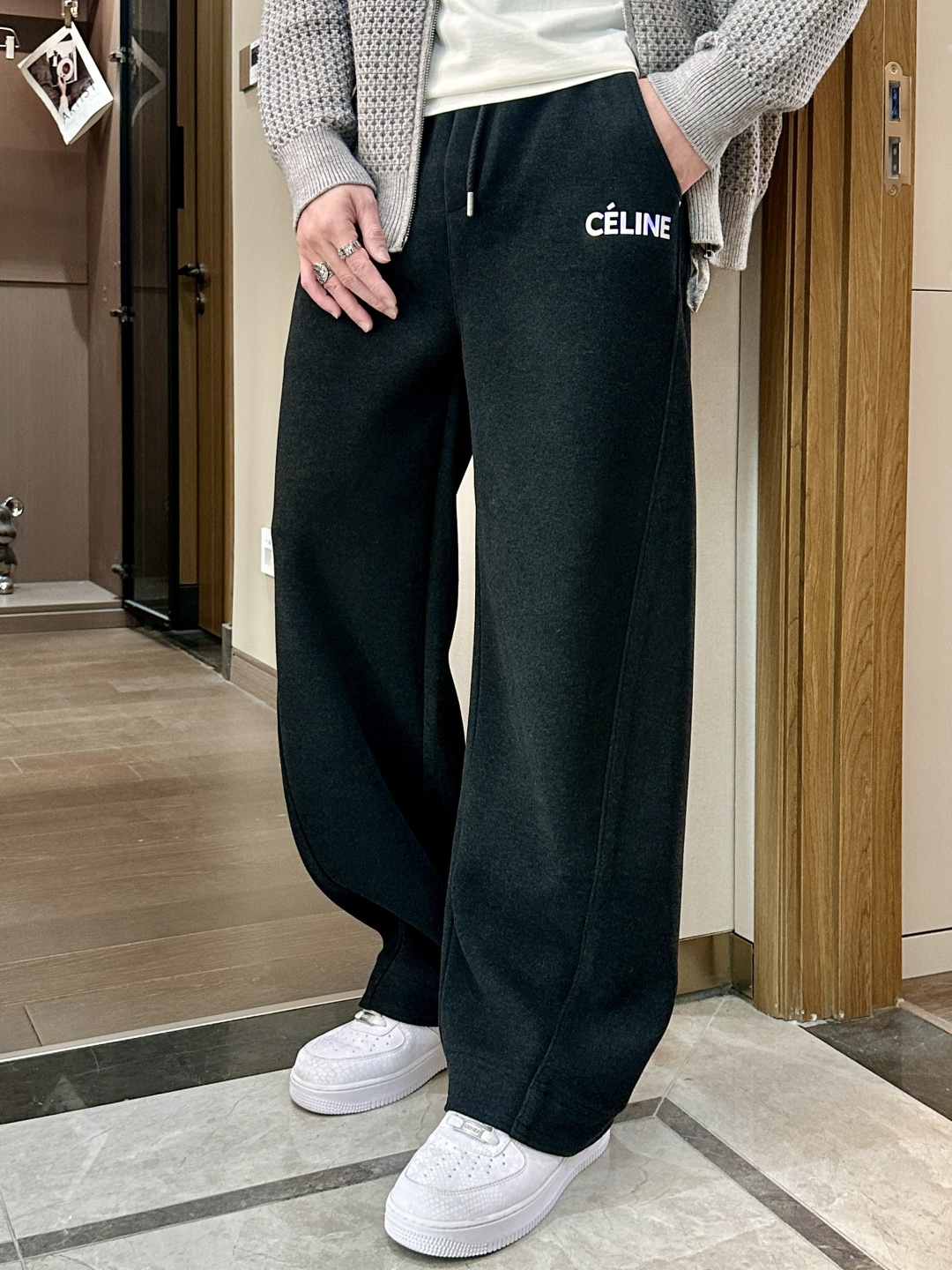 🌾 Celine 2025秋冬最新系列男士加厚休闲裤！内里加绒，非常保暖，北方的宝子们赶紧备上！采用客供