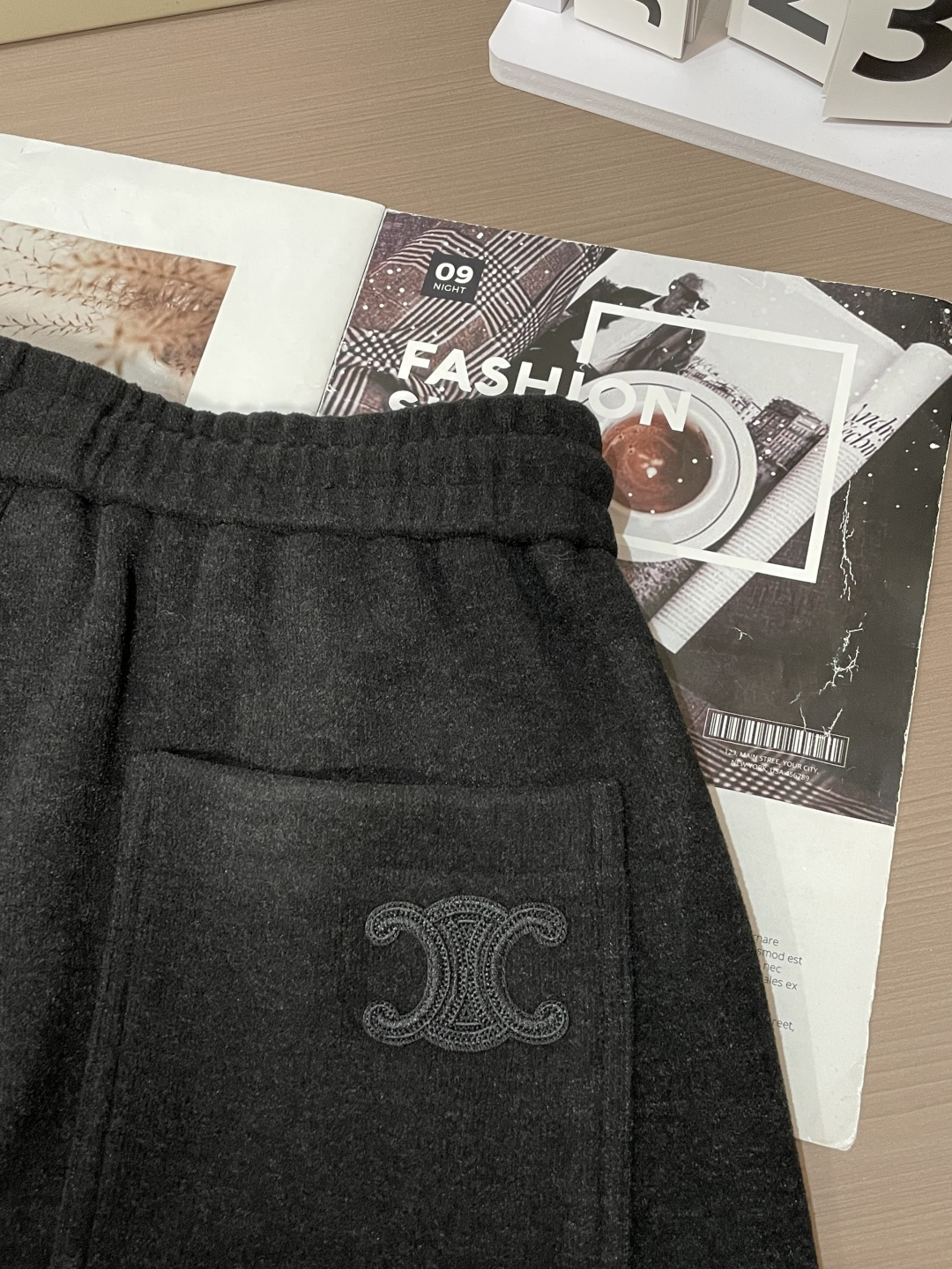 🌾 Celine 2025秋冬最新系列男士加厚休闲裤！内里加绒，非常保暖，北方的宝子们赶紧备上！采用客供