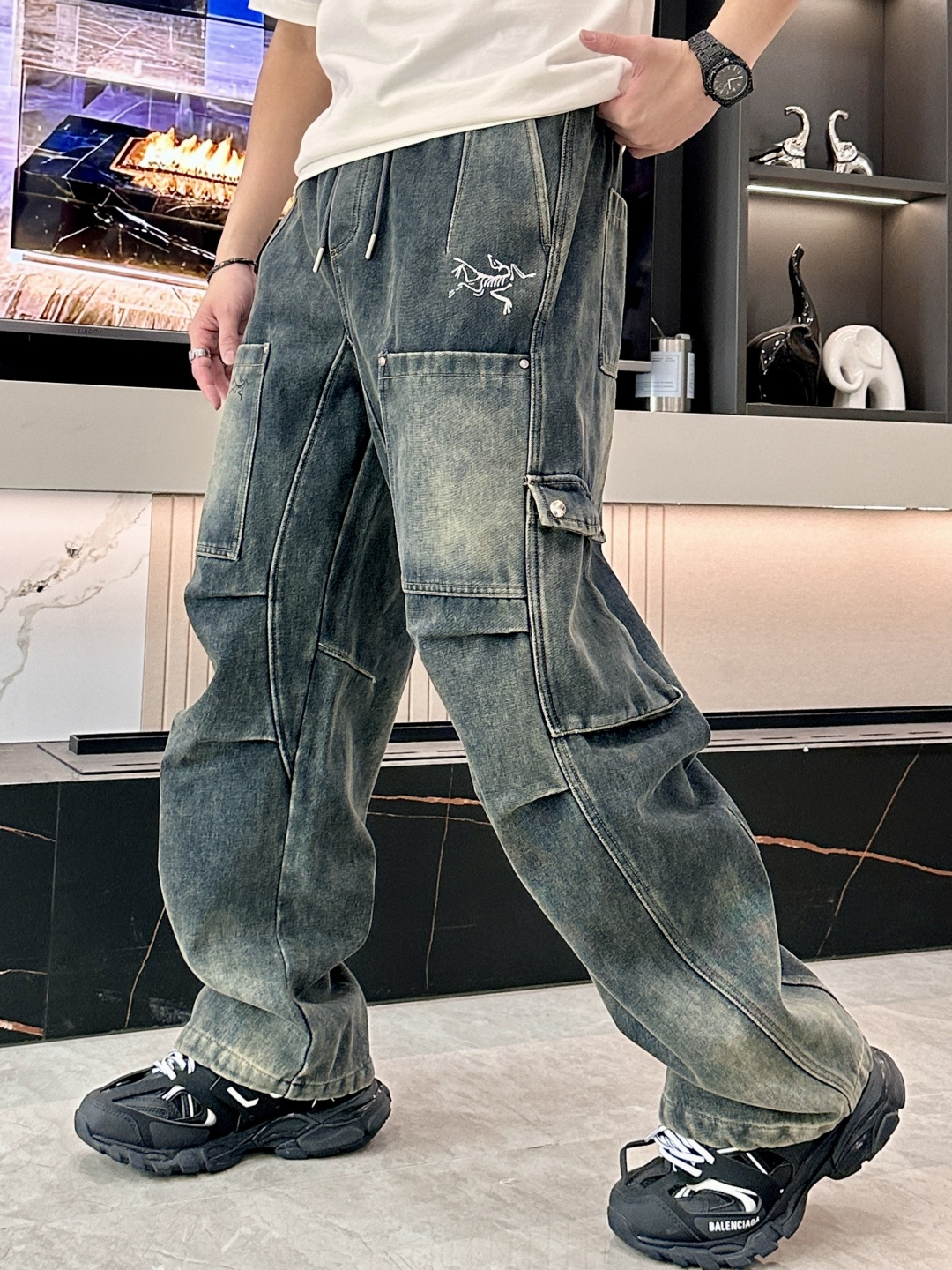 🌾 始祖鸟 秋冬最新休闲工装牛仔裤 加厚款！潮人必备 非常个性！内里加绒，非常保暖！舒适度极高。腰部订制