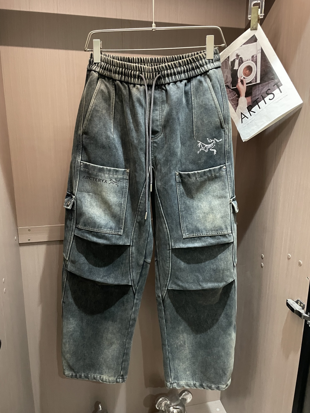 🌾 始祖鸟 秋冬最新休闲工装牛仔裤 加厚款！潮人必备 非常个性！内里加绒，非常保暖！舒适度极高。腰部订制