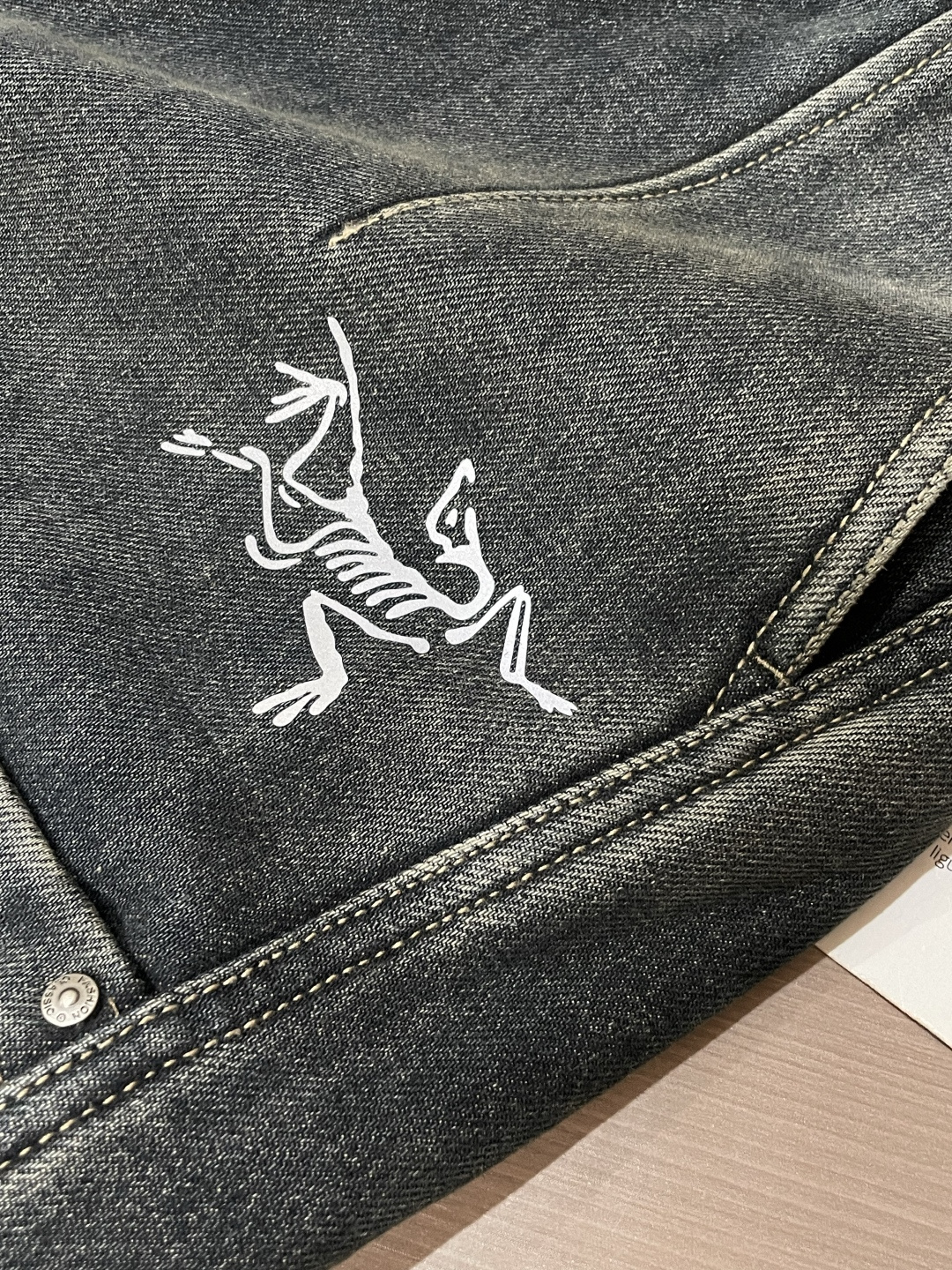 🌾 始祖鸟 秋冬最新休闲工装牛仔裤 加厚款！潮人必备 非常个性！内里加绒，非常保暖！舒适度极高。腰部订制