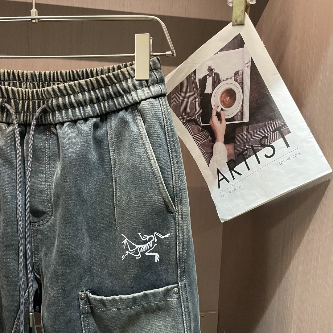 🌾 始祖鸟 秋冬最新休闲工装牛仔裤 加厚款！潮人必备 非常个性！内里加绒，非常保暖！舒适度极高。腰部订制