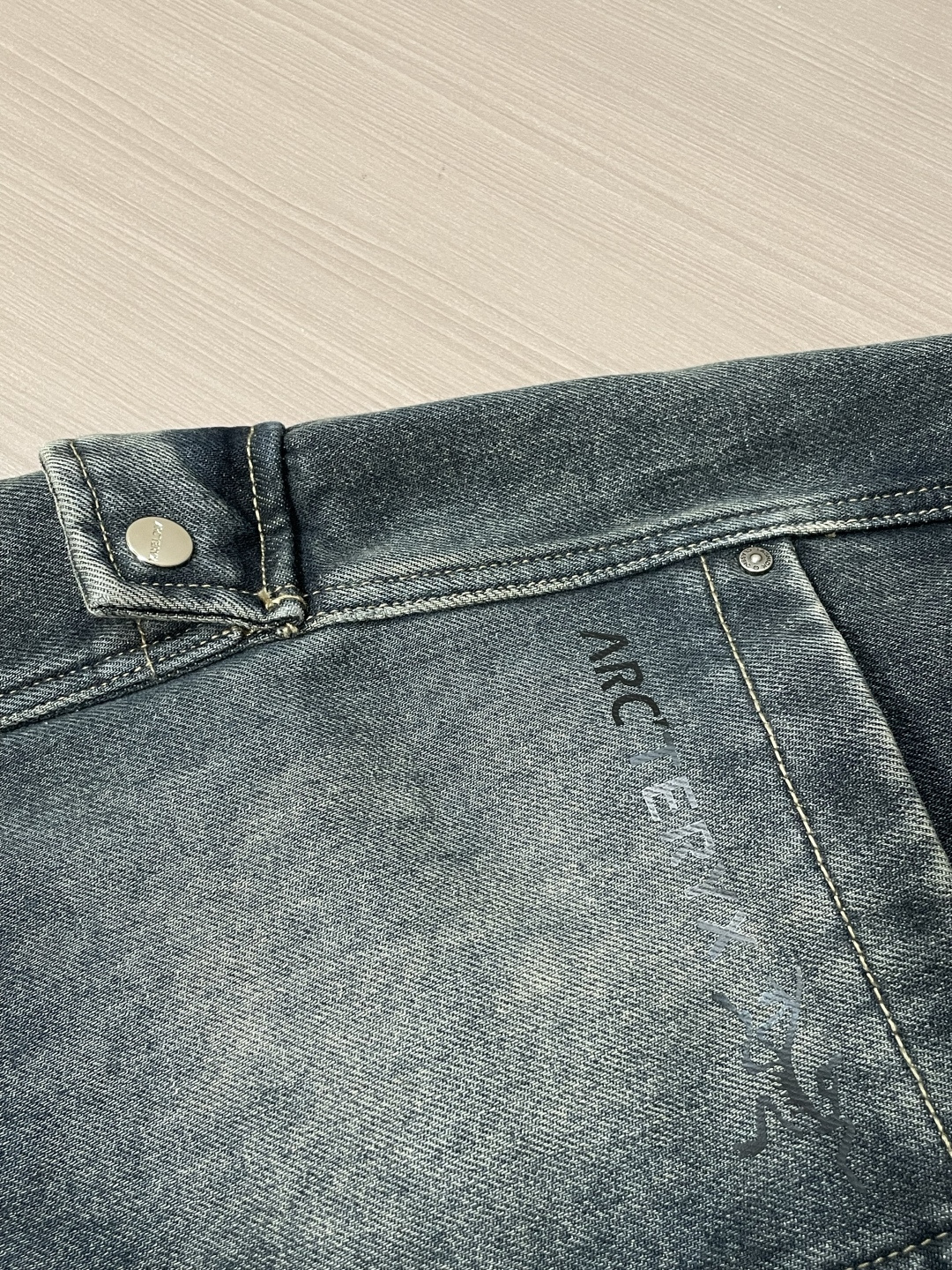 🌾 始祖鸟 秋冬最新休闲工装牛仔裤 加厚款！潮人必备 非常个性！内里加绒，非常保暖！舒适度极高。腰部订制