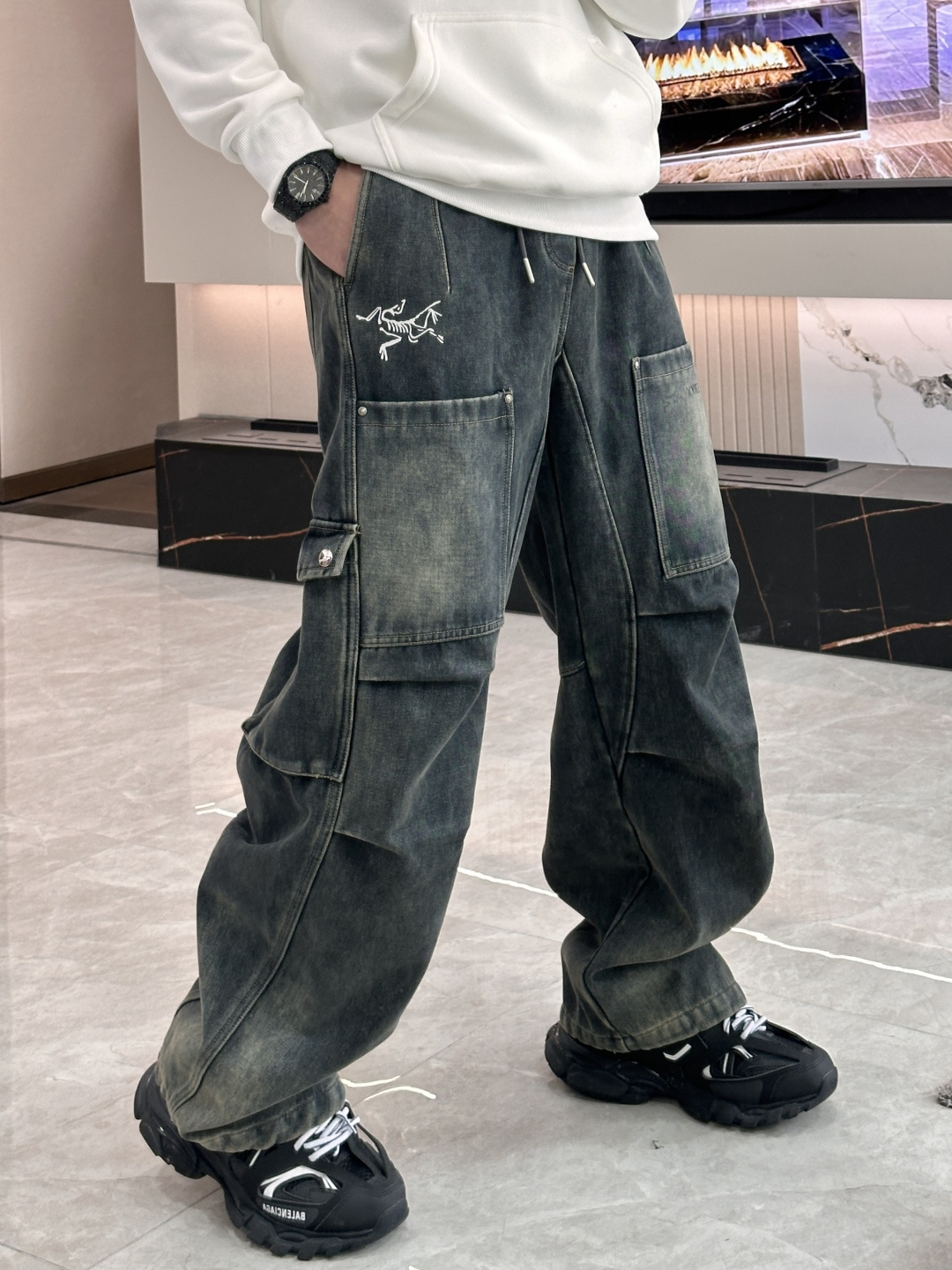 🌾 始祖鸟 秋冬最新休闲工装牛仔裤 加厚款！潮人必备 非常个性！内里加绒，非常保暖！舒适度极高。腰部订制