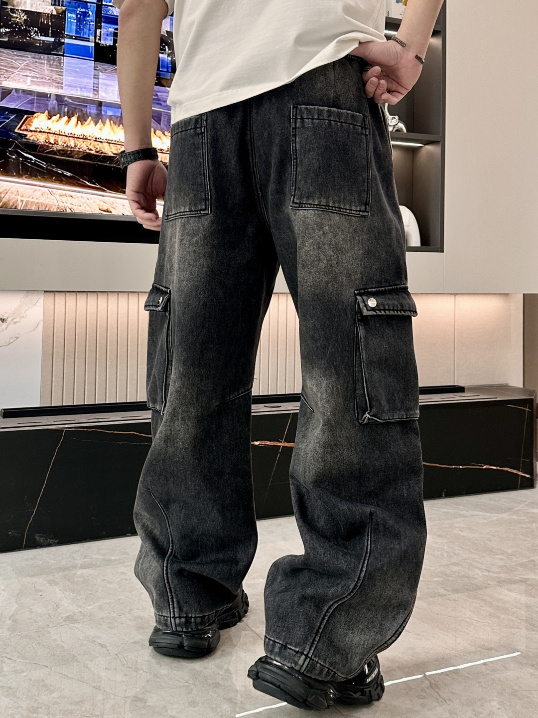 🌾 巴黎世家 秋冬最新休闲工装牛仔裤 加厚款！潮人必备 非常个性！内里加绒，非常保暖！舒适度极高。腰部订