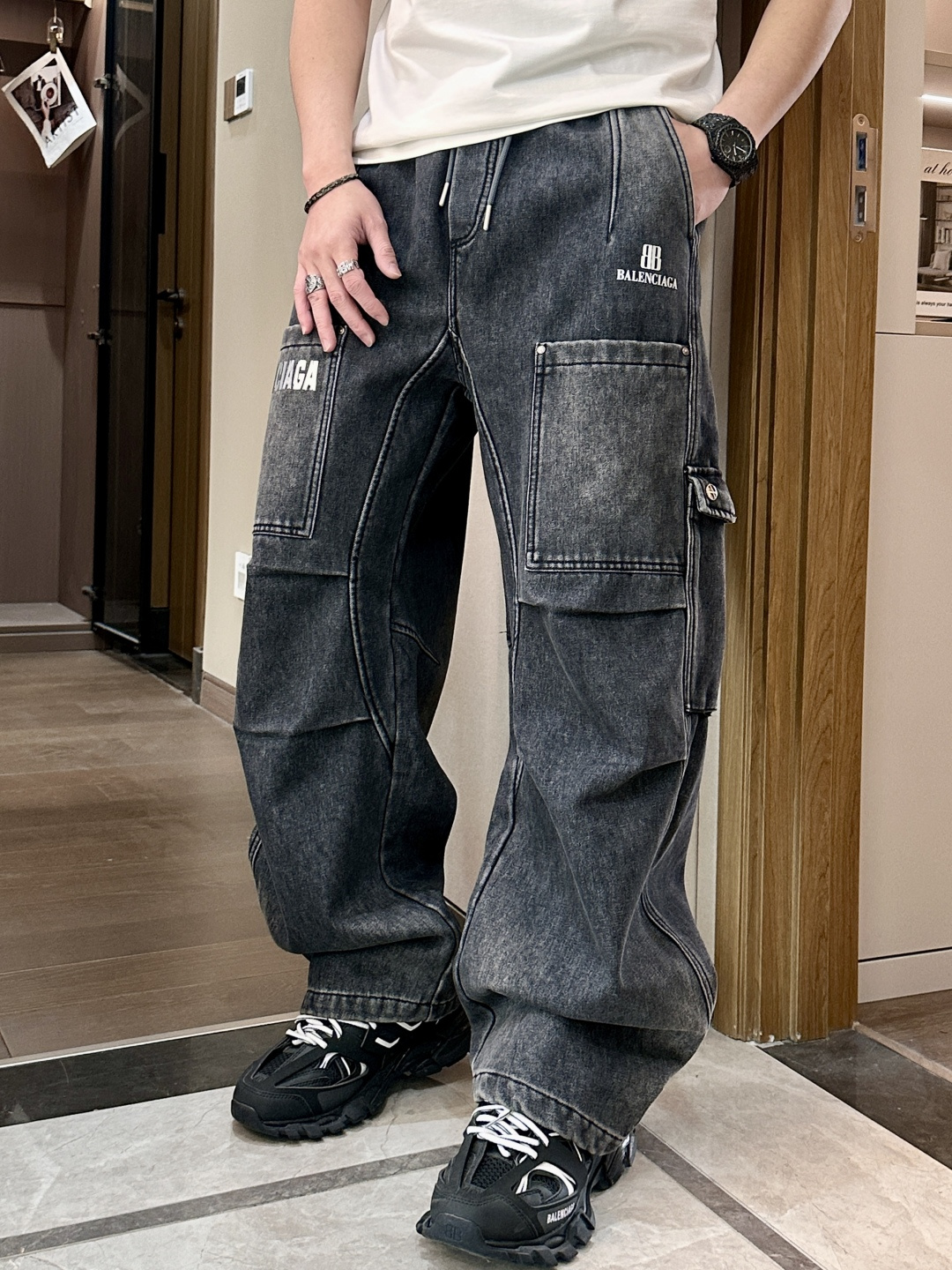 🌾 巴黎世家 秋冬最新休闲工装牛仔裤 加厚款！潮人必备 非常个性！内里加绒，非常保暖！舒适度极高。腰部订