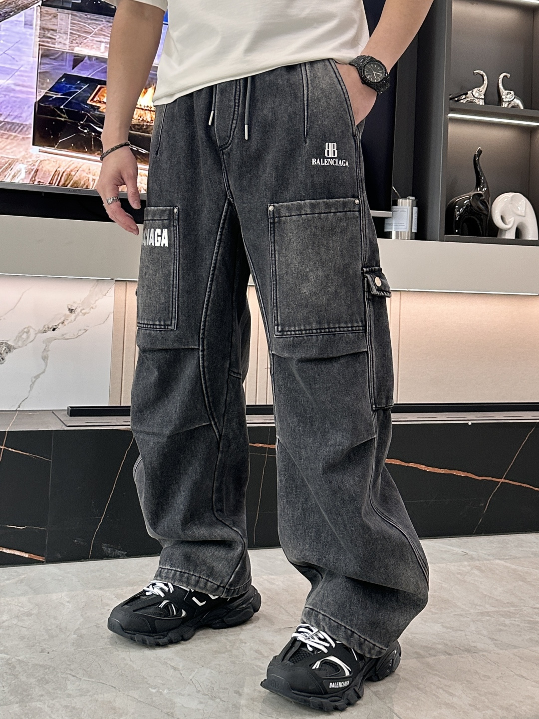 🌾 巴黎世家 秋冬最新休闲工装牛仔裤 加厚款！潮人必备 非常个性！内里加绒，非常保暖！舒适度极高。腰部订