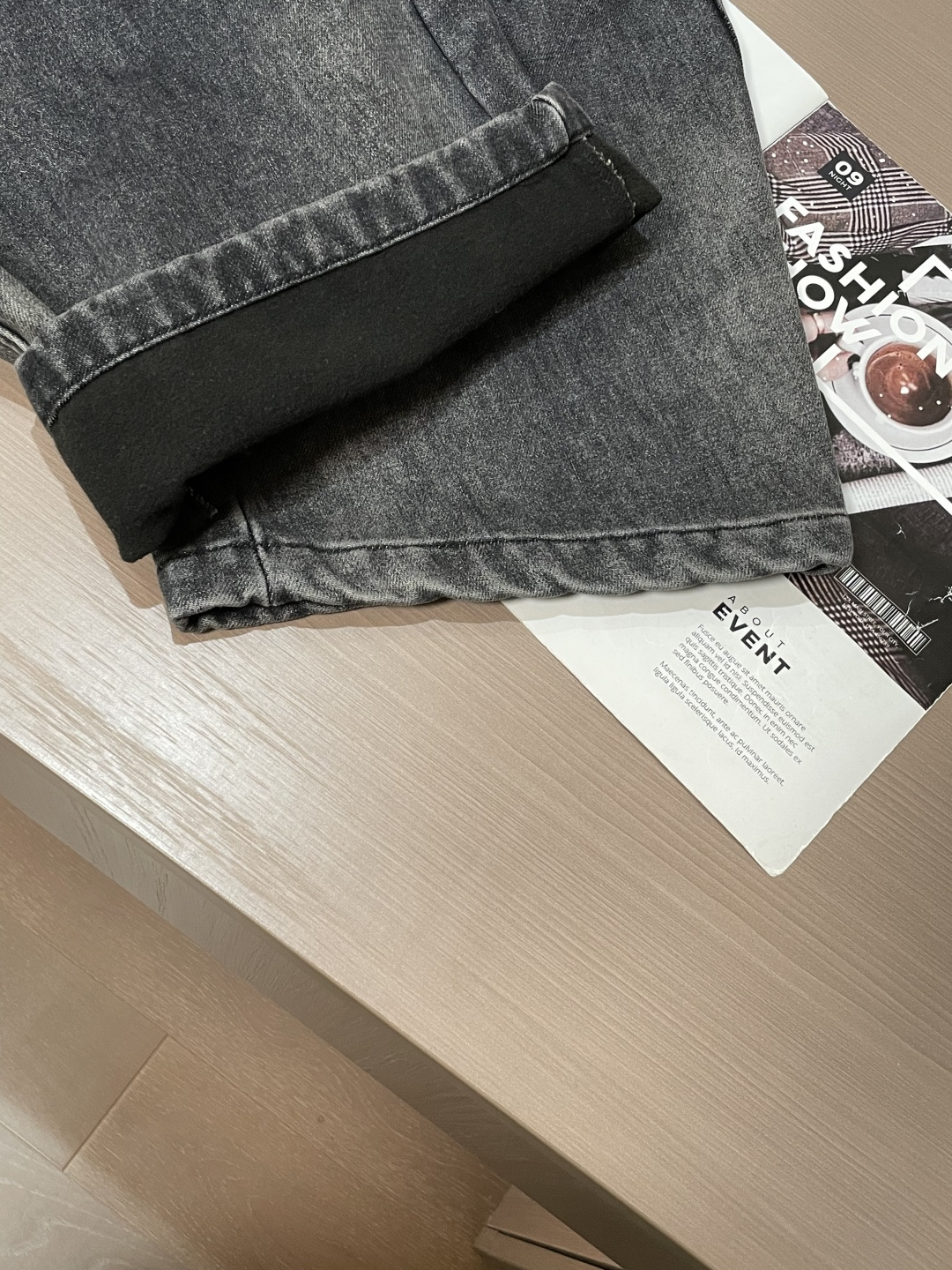 🌾 巴黎世家 秋冬最新休闲工装牛仔裤 加厚款！潮人必备 非常个性！内里加绒，非常保暖！舒适度极高。腰部订