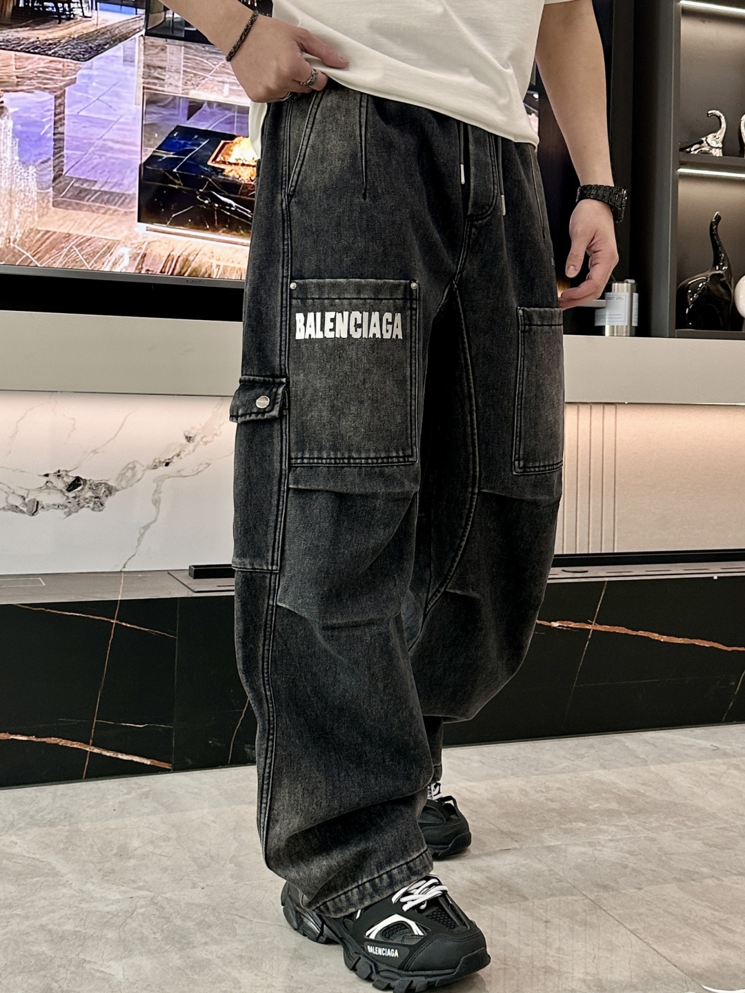 🌾 巴黎世家 秋冬最新休闲工装牛仔裤 加厚款！潮人必备 非常个性！内里加绒，非常保暖！舒适度极高。腰部订