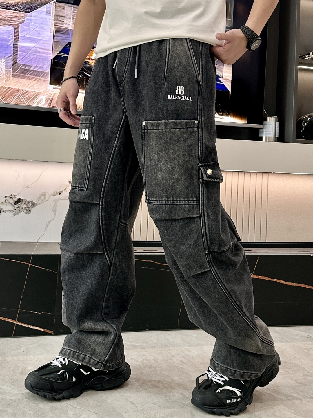 🌾 巴黎世家 秋冬最新休闲工装牛仔裤 加厚款！潮人必备 非常个性！内里加绒，非常保暖！舒适度极高。腰部订