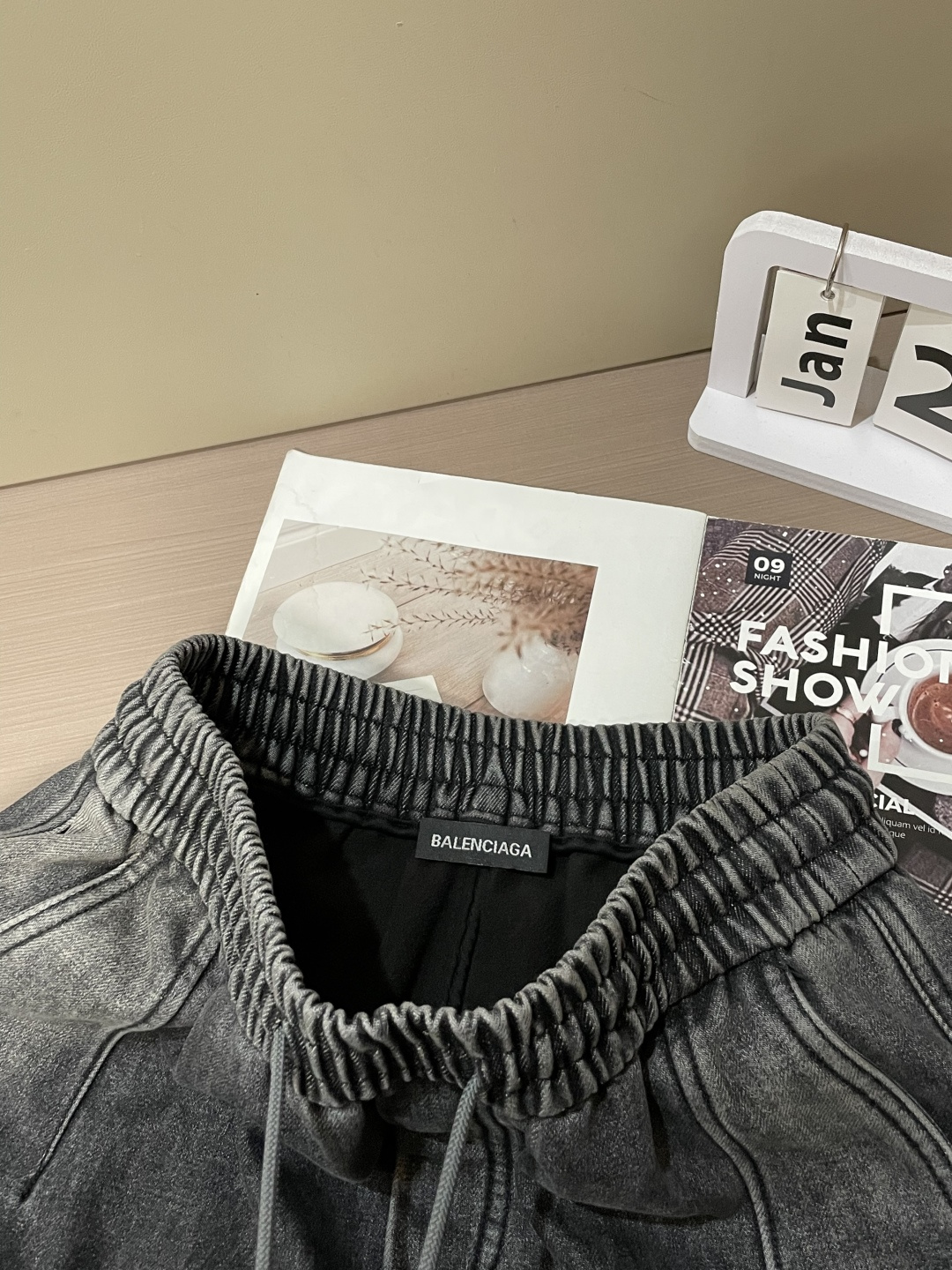 🌾 巴黎世家 秋冬最新休闲工装牛仔裤 加厚款！潮人必备 非常个性！内里加绒，非常保暖！舒适度极高。腰部订