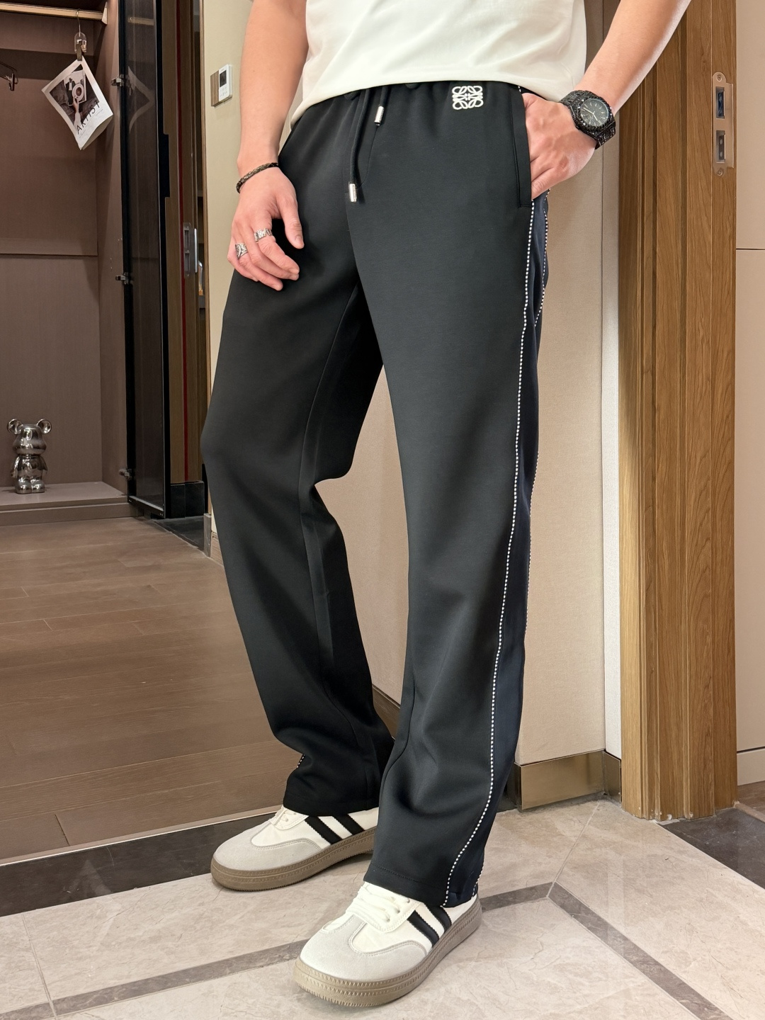 🌟Loewe 2026春夏新款铜氨丝莫代尔空气层休闲卫裤，裤身上刺绣标志性品牌标识，客供定制品牌刻印五金