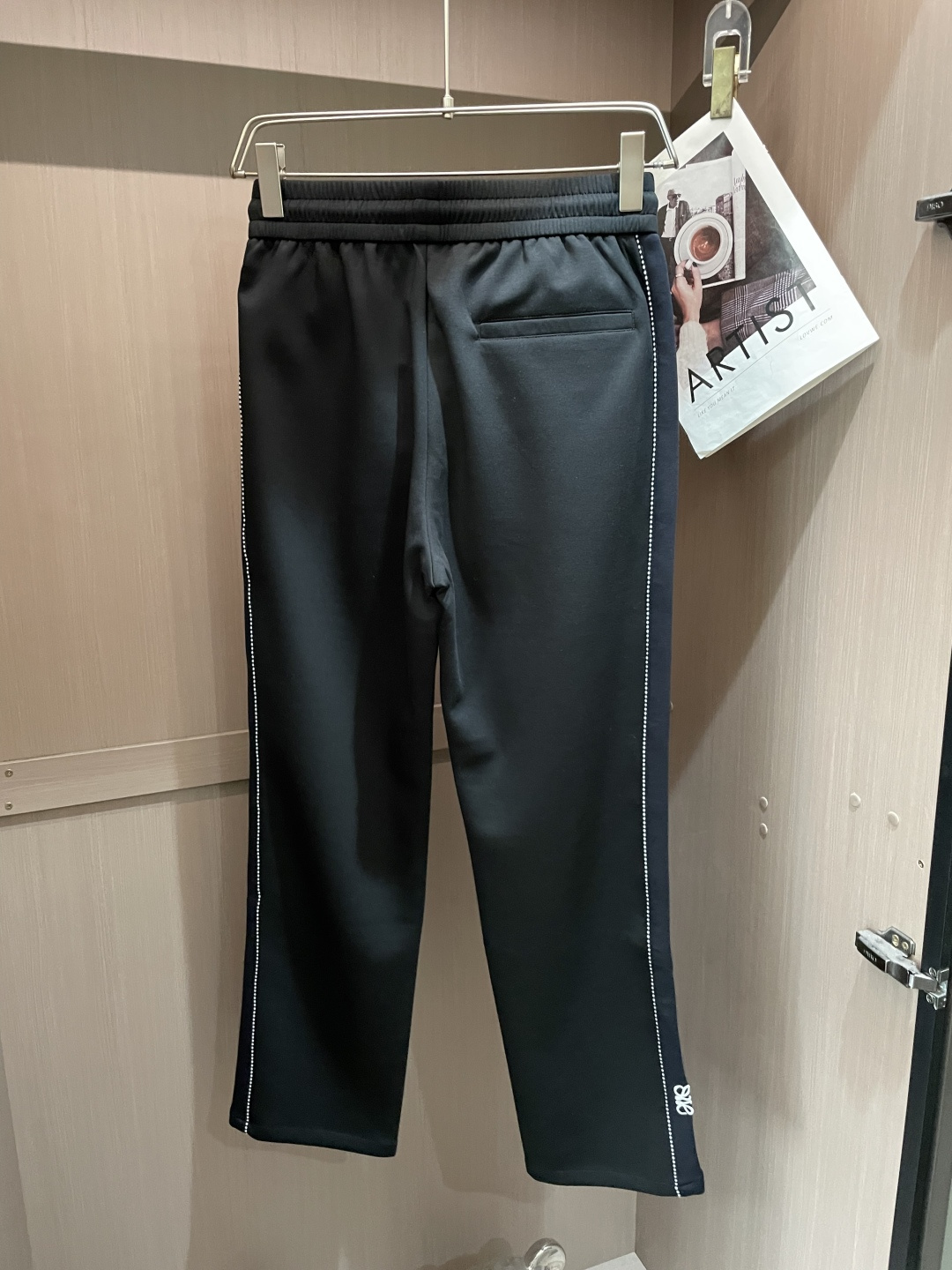 🌟Loewe 2026春夏新款铜氨丝莫代尔空气层休闲卫裤，裤身上刺绣标志性品牌标识，客供定制品牌刻印五金