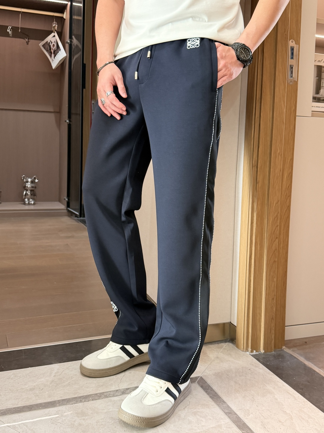 🌟Loewe 2026春夏新款铜氨丝莫代尔空气层休闲卫裤，裤身上刺绣标志性品牌标识，客供定制品牌刻印五金