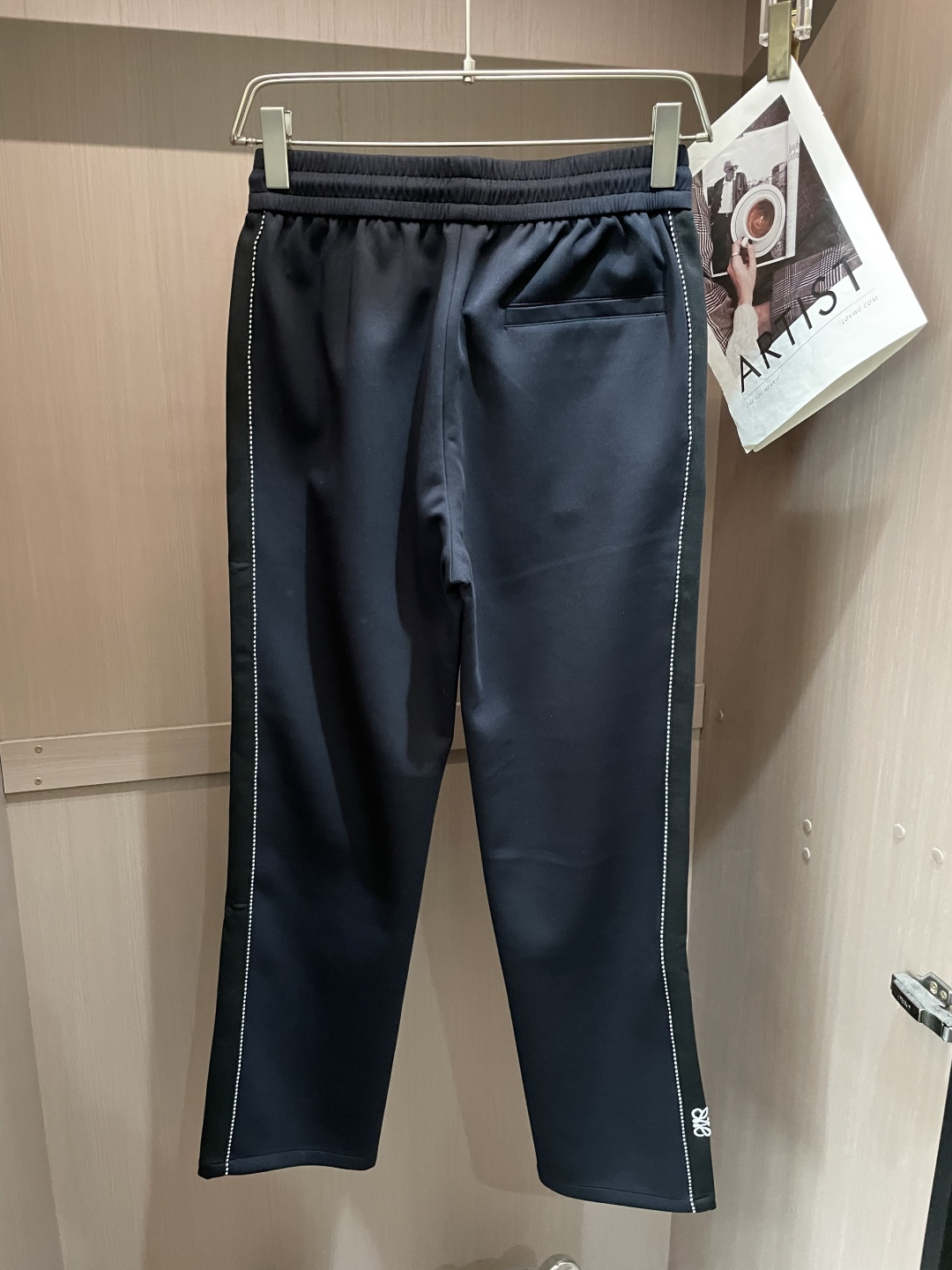 🌟Loewe 2026春夏新款铜氨丝莫代尔空气层休闲卫裤，裤身上刺绣标志性品牌标识，客供定制品牌刻印五金