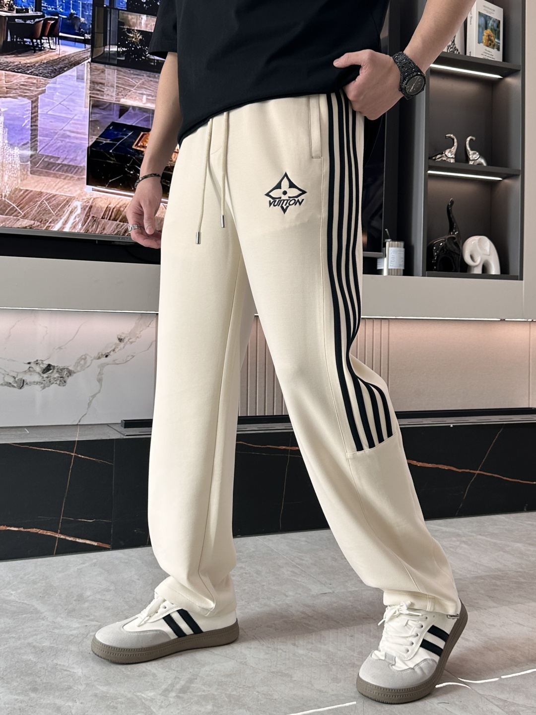 🌟Lv 2026春夏新款铜氨丝莫代尔空气层休闲卫裤，裤身上刺绣标志性品牌标识，客供定制品牌刻印五金配件，