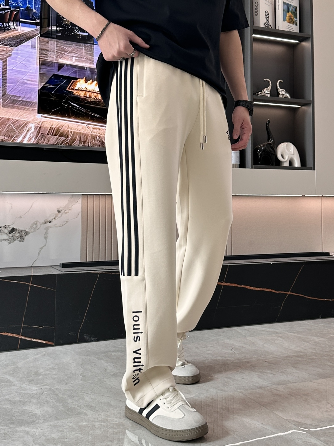 🌟Lv 2026春夏新款铜氨丝莫代尔空气层休闲卫裤，裤身上刺绣标志性品牌标识，客供定制品牌刻印五金配件，