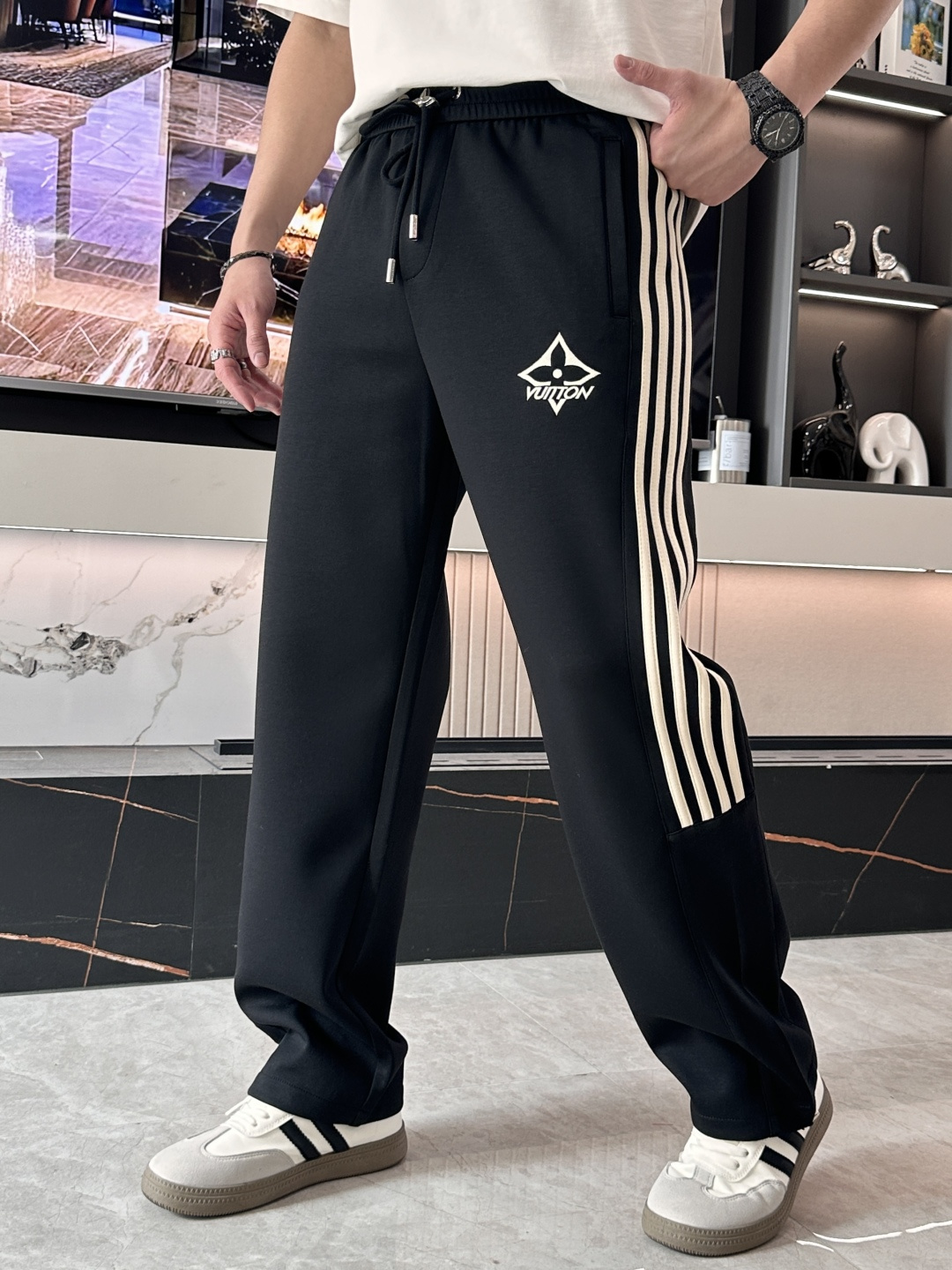 🌟Lv 2026春夏新款铜氨丝莫代尔空气层休闲卫裤，裤身上刺绣标志性品牌标识，客供定制品牌刻印五金配件，