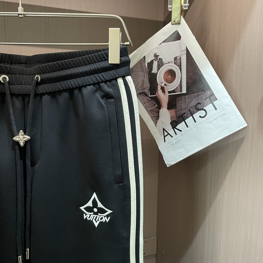 🌟Lv 2026春夏新款铜氨丝莫代尔空气层休闲卫裤，裤身上刺绣标志性品牌标识，客供定制品牌刻印五金配件，