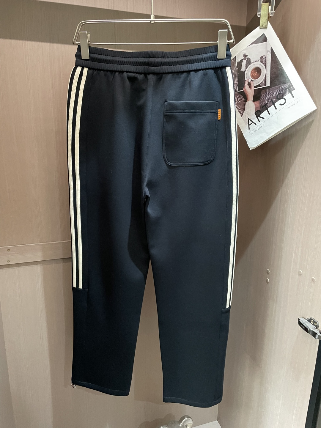 🌟Lv 2026春夏新款铜氨丝莫代尔空气层休闲卫裤，裤身上刺绣标志性品牌标识，客供定制品牌刻印五金配件，