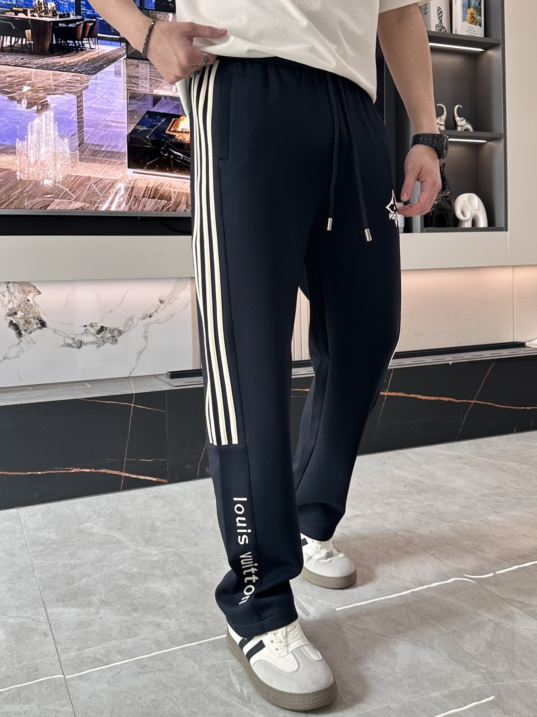 🌟Lv 2026春夏新款铜氨丝莫代尔空气层休闲卫裤，裤身上刺绣标志性品牌标识，客供定制品牌刻印五金配件，