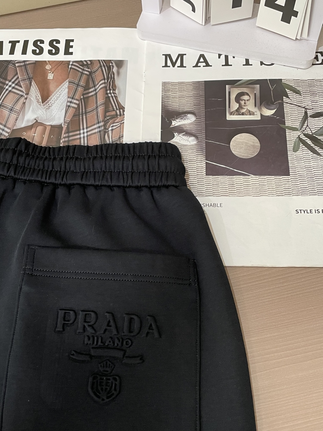 🌟Prad 2026春夏新款铜氨丝莫代尔空气层休闲卫裤，裤身上刺绣标志性品牌标识，客供定制品牌刻印五金配