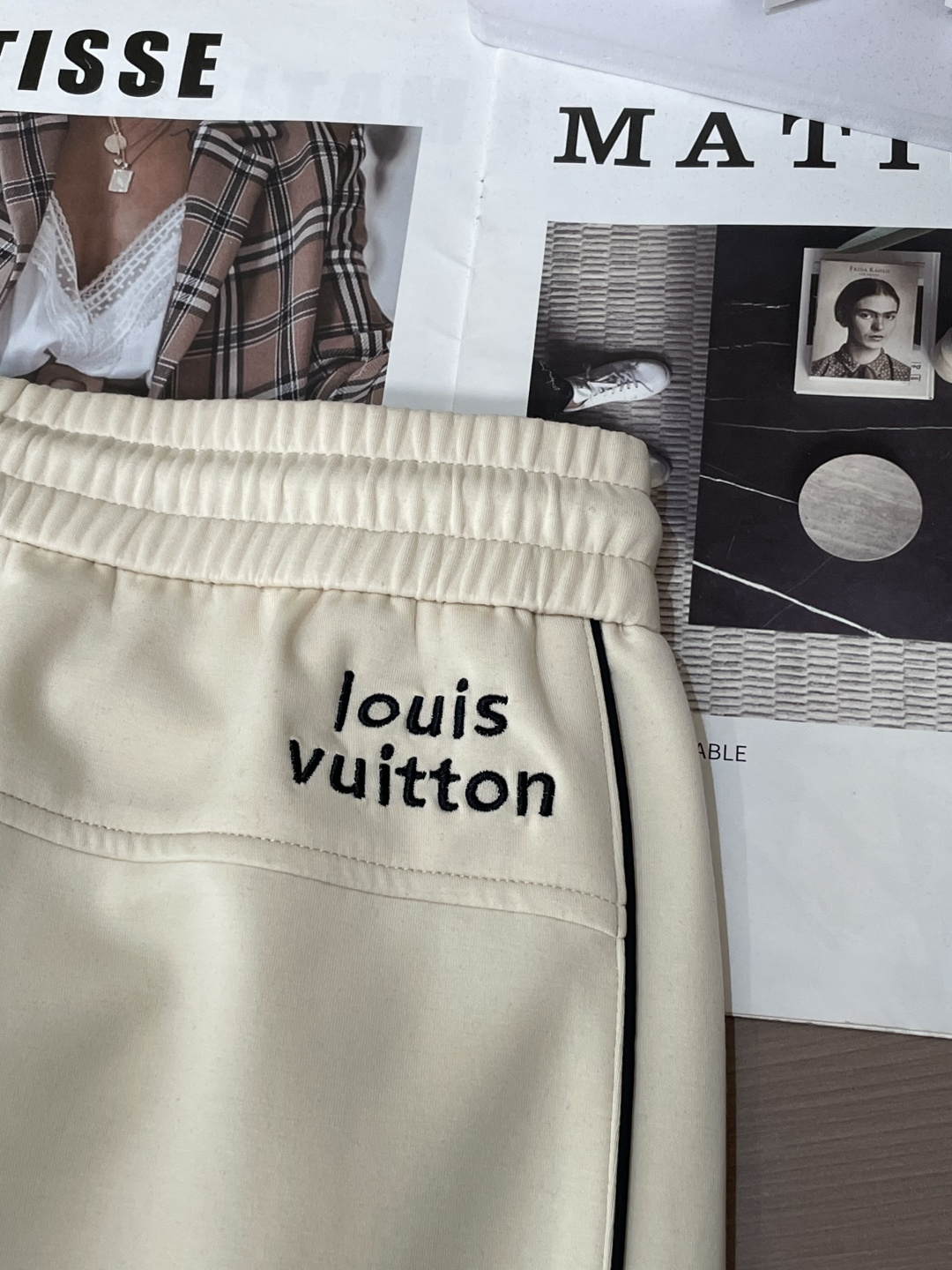 🌟Lv 2026春夏新款铜氨丝莫代尔空气层休闲卫裤，裤身上刺绣标志性品牌标识，客供定制品牌刻印五金配件，