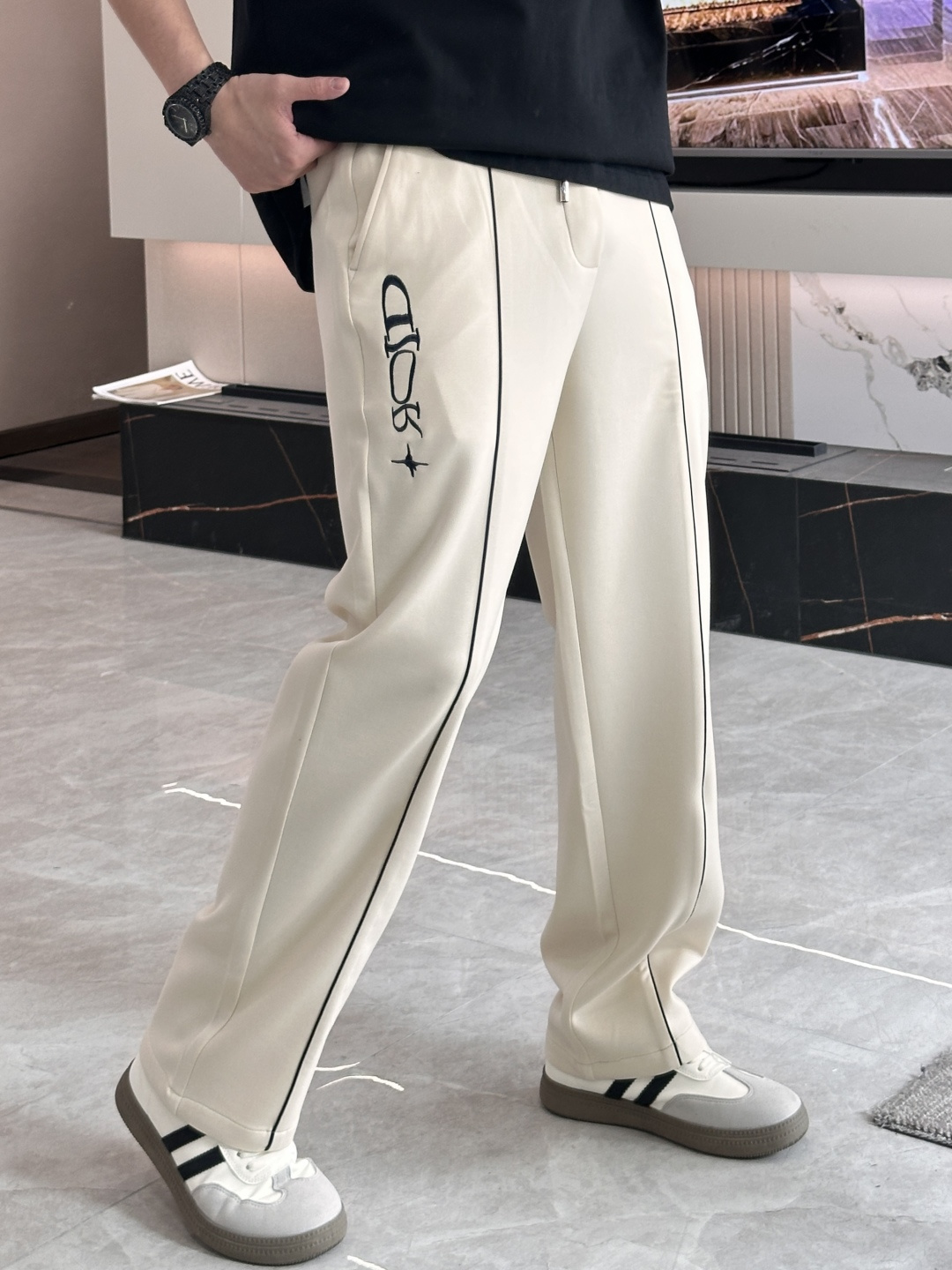 🌟Dior 2026春夏新款铜氨丝莫代尔空气层休闲卫裤，裤身上刺绣标志性品牌标识，客供定制品牌刻印五金配