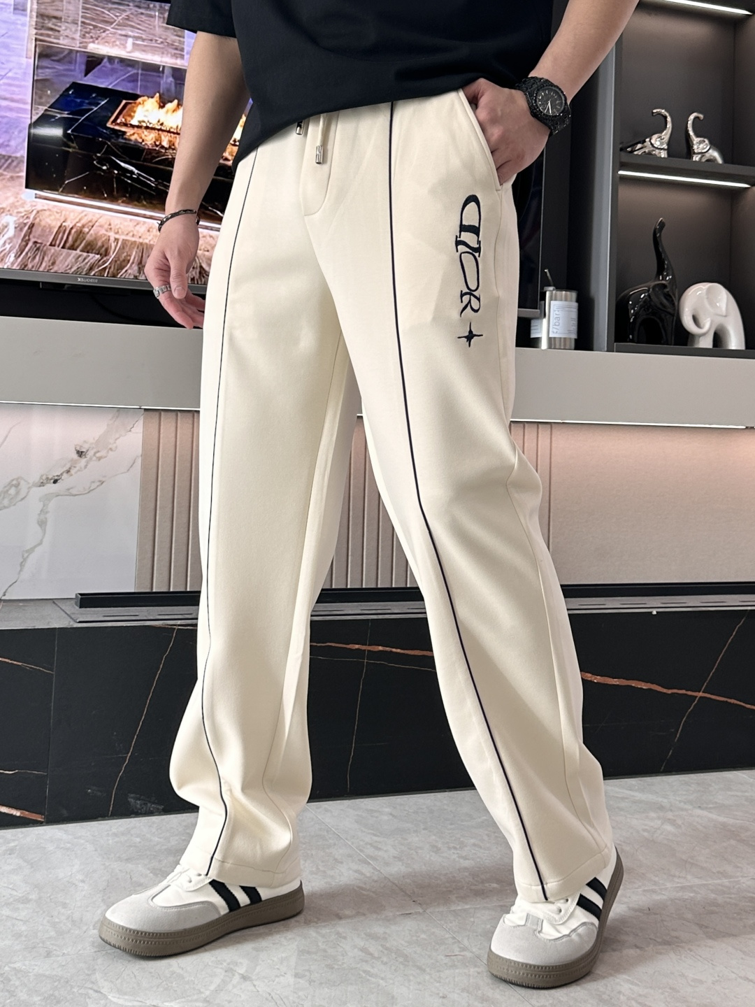 🌟Dior 2026春夏新款铜氨丝莫代尔空气层休闲卫裤，裤身上刺绣标志性品牌标识，客供定制品牌刻印五金配
