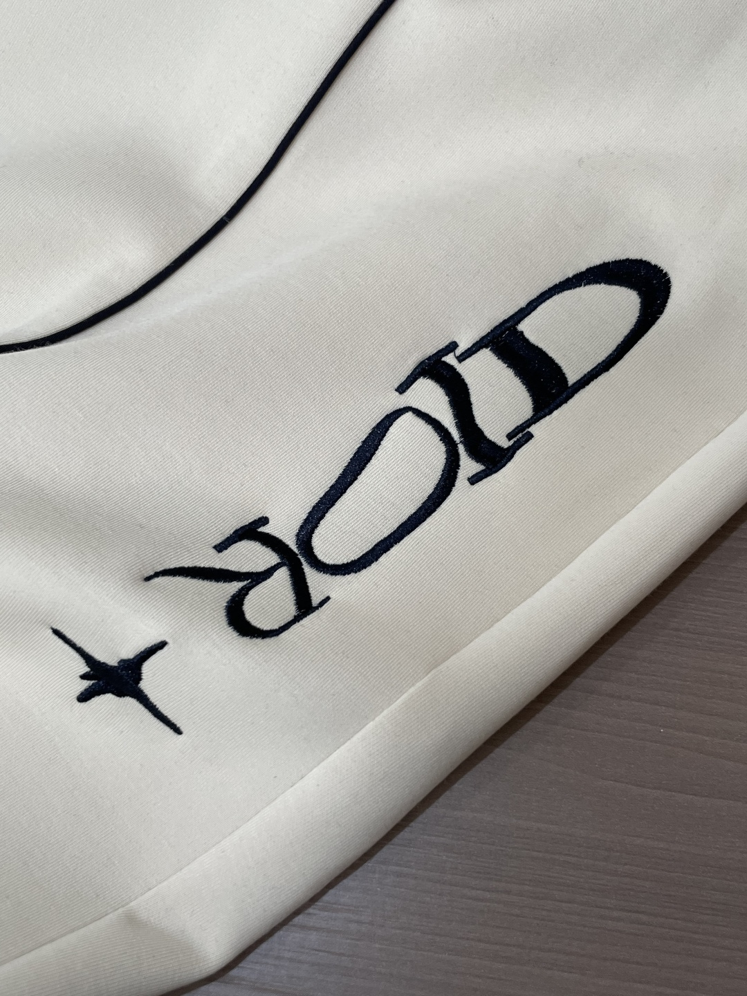 🌟Dior 2026春夏新款铜氨丝莫代尔空气层休闲卫裤，裤身上刺绣标志性品牌标识，客供定制品牌刻印五金配