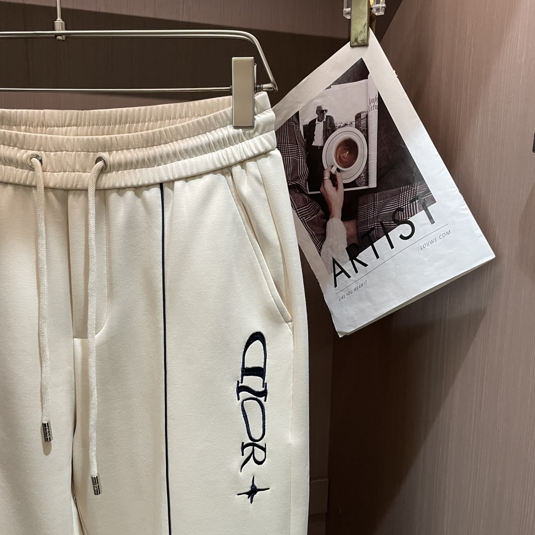 🌟Dior 2026春夏新款铜氨丝莫代尔空气层休闲卫裤，裤身上刺绣标志性品牌标识，客供定制品牌刻印五金配