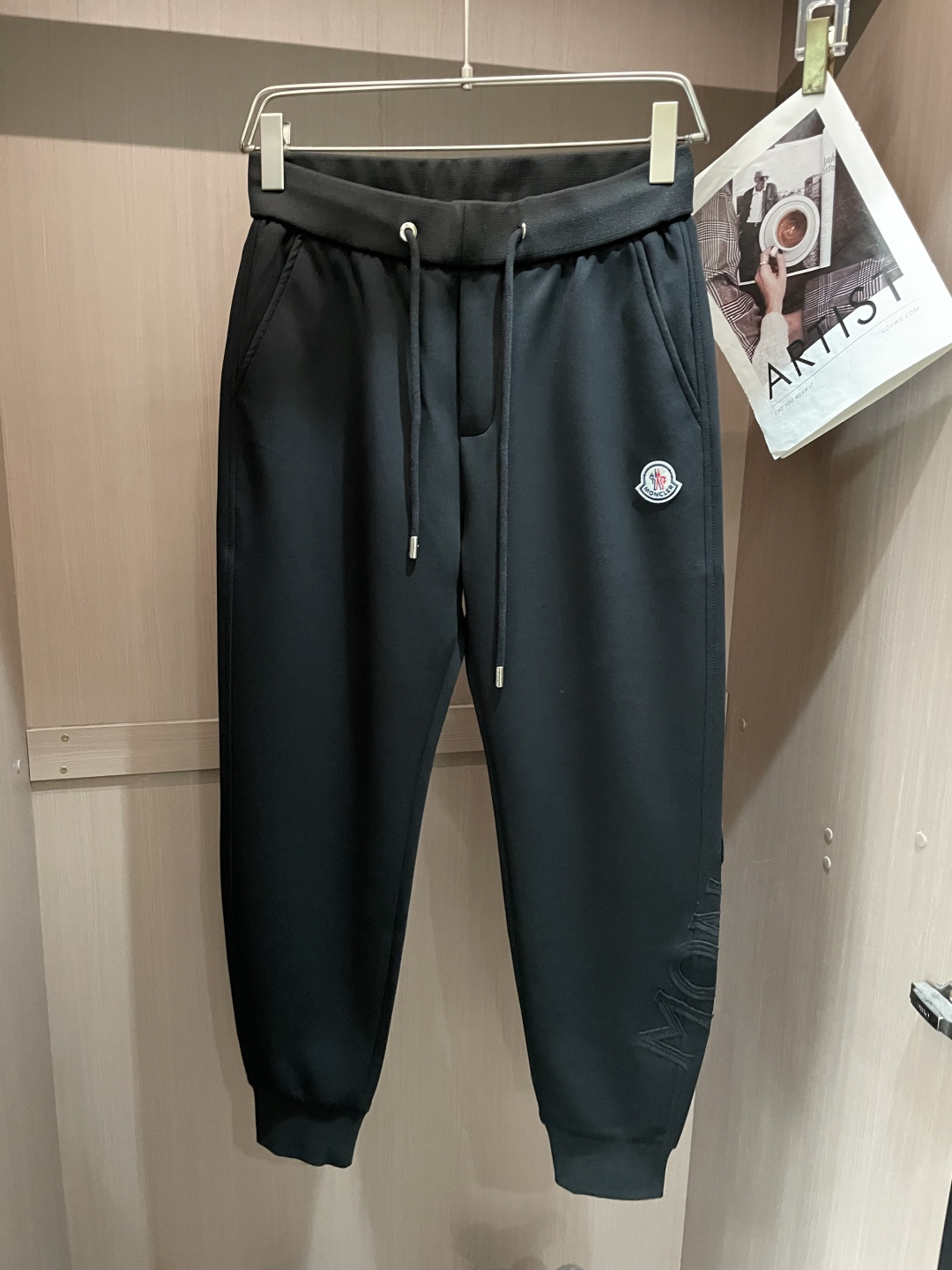 蒙口 2026最新系列男士休闲裤！采用客供弹力柔棉材质，柔软细腻，手感绝佳！品牌格调一览无余！极简主义设