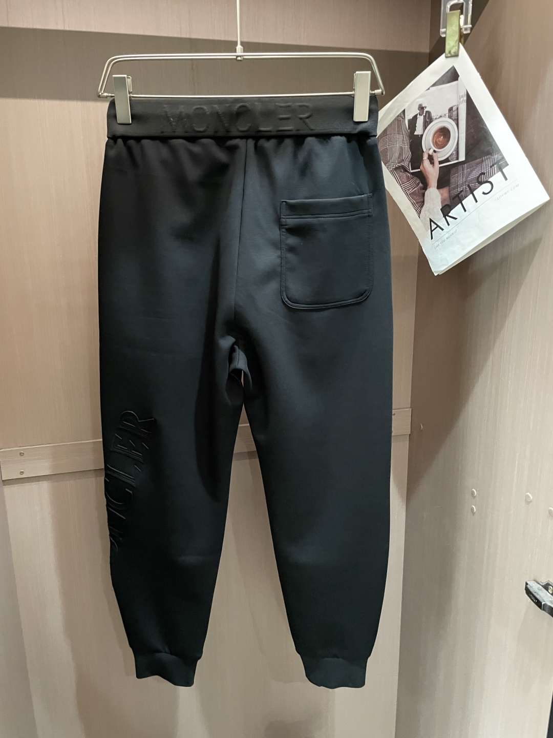 蒙口 2026最新系列男士休闲裤！采用客供弹力柔棉材质，柔软细腻，手感绝佳！品牌格调一览无余！极简主义设