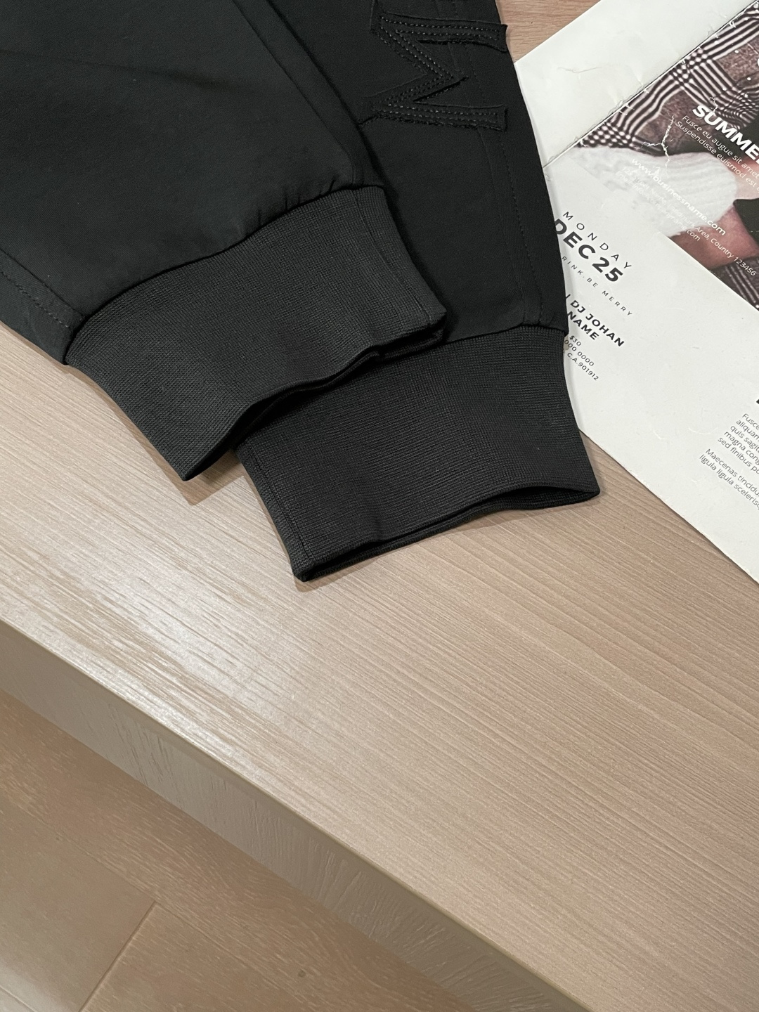 蒙口 2026最新系列男士休闲裤！采用客供弹力柔棉材质，柔软细腻，手感绝佳！品牌格调一览无余！极简主义设