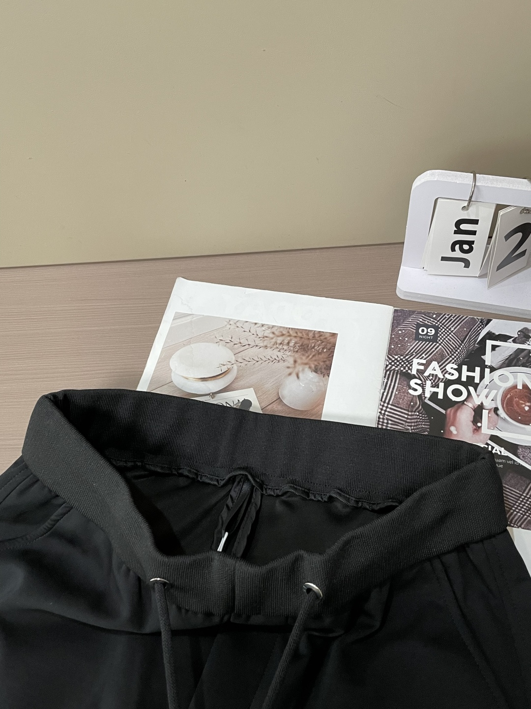 蒙口 2026最新系列男士休闲裤！采用客供弹力柔棉材质，柔软细腻，手感绝佳！品牌格调一览无余！极简主义设