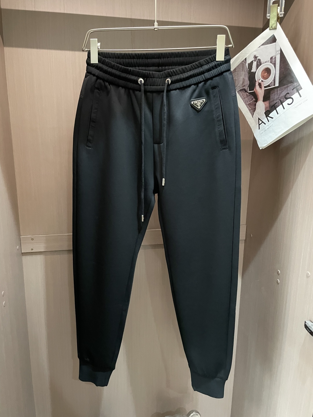 Prad 2026最新系列男士休闲裤！采用客供弹力柔棉材质，柔软细腻，手感绝佳！品牌格调一览无余！极简主