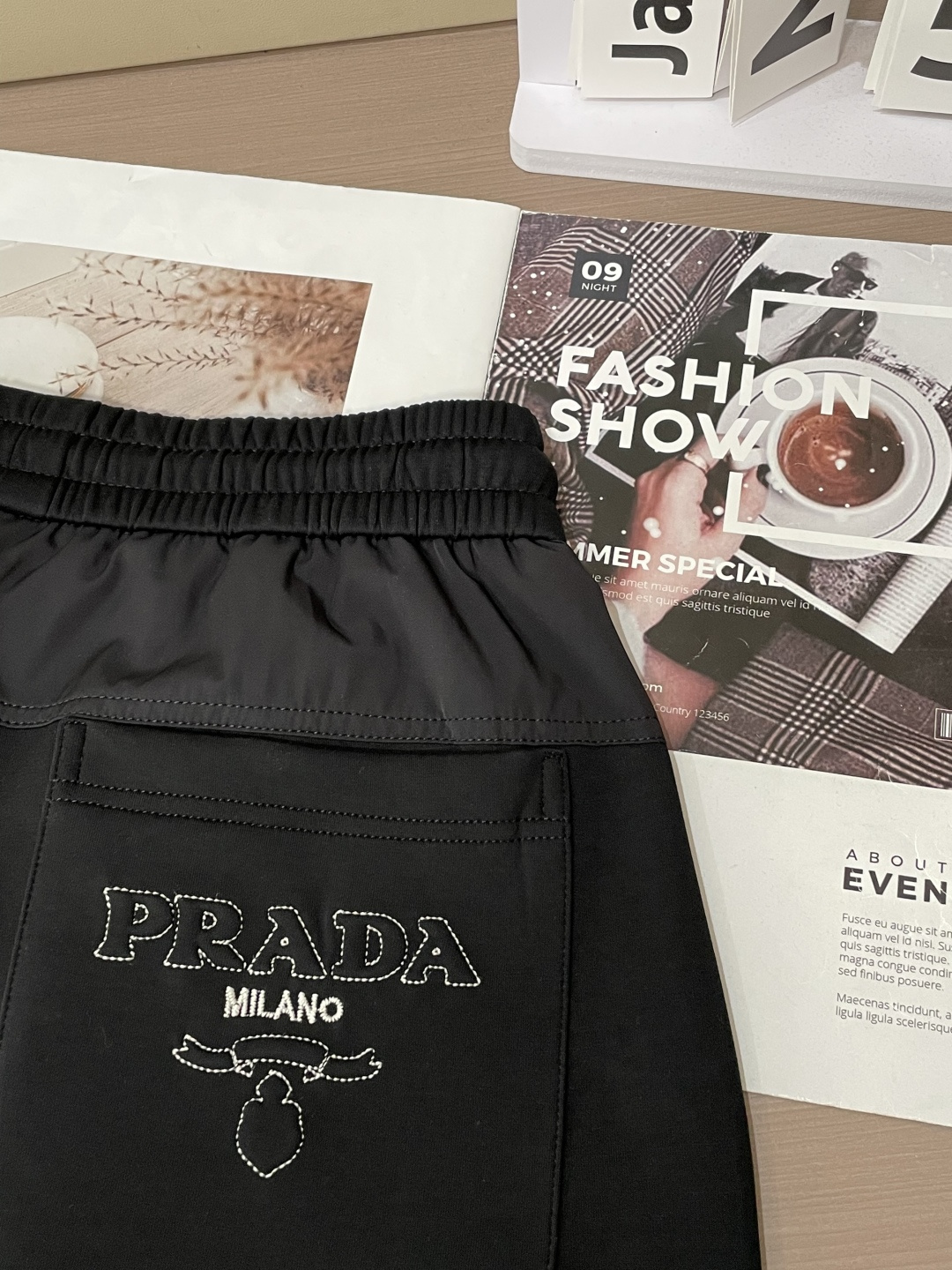 Prad 2026最新系列男士休闲裤！采用客供弹力柔棉材质，柔软细腻，手感绝佳！品牌格调一览无余！极简主