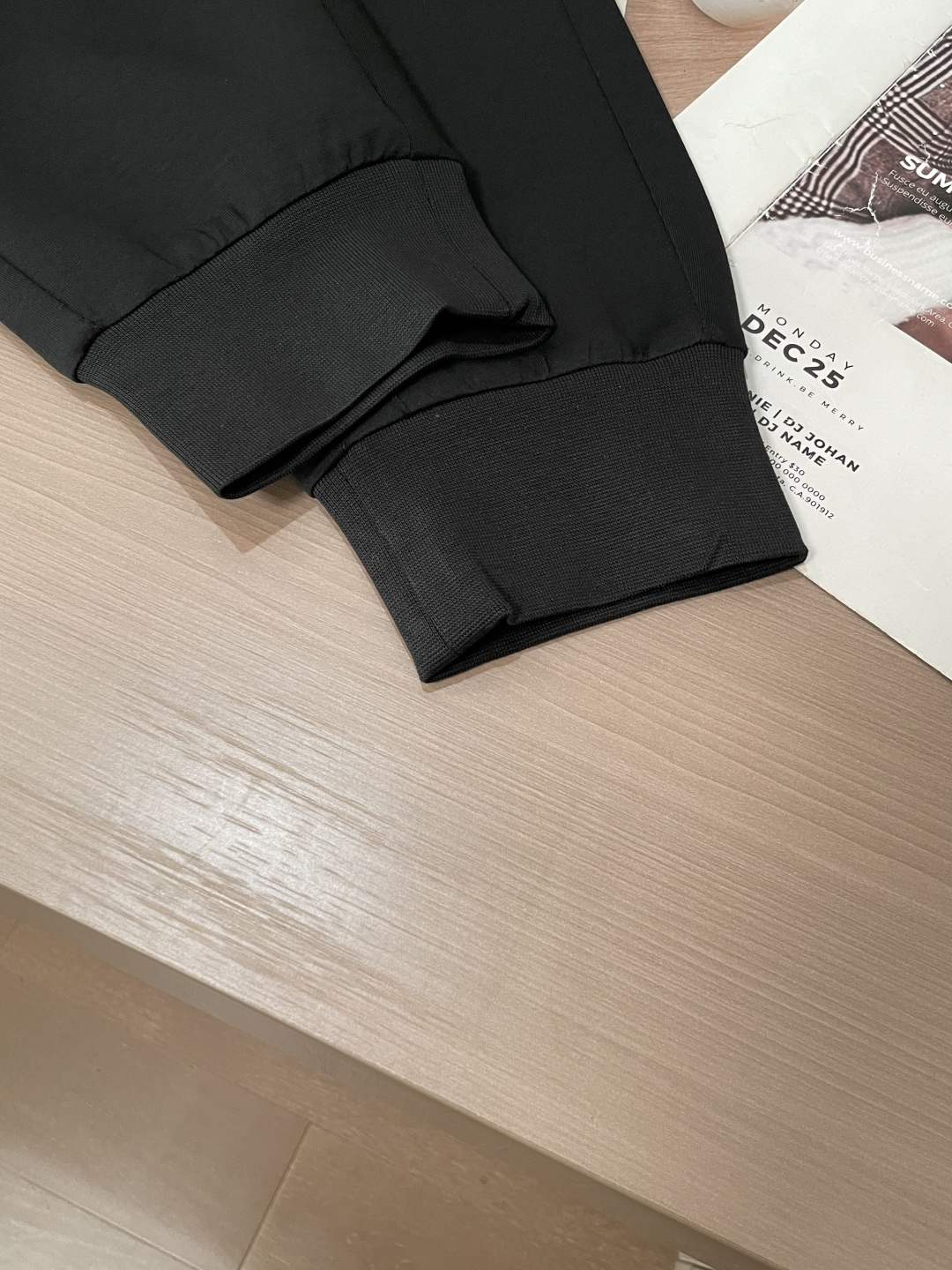 Prad 2026最新系列男士休闲裤！采用客供弹力柔棉材质，柔软细腻，手感绝佳！品牌格调一览无余！极简主