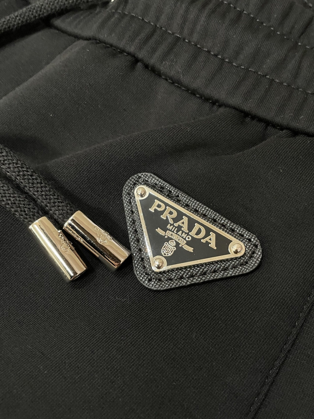 Prad 2026最新系列男士休闲裤！采用客供弹力柔棉材质，柔软细腻，手感绝佳！品牌格调一览无余！极简主