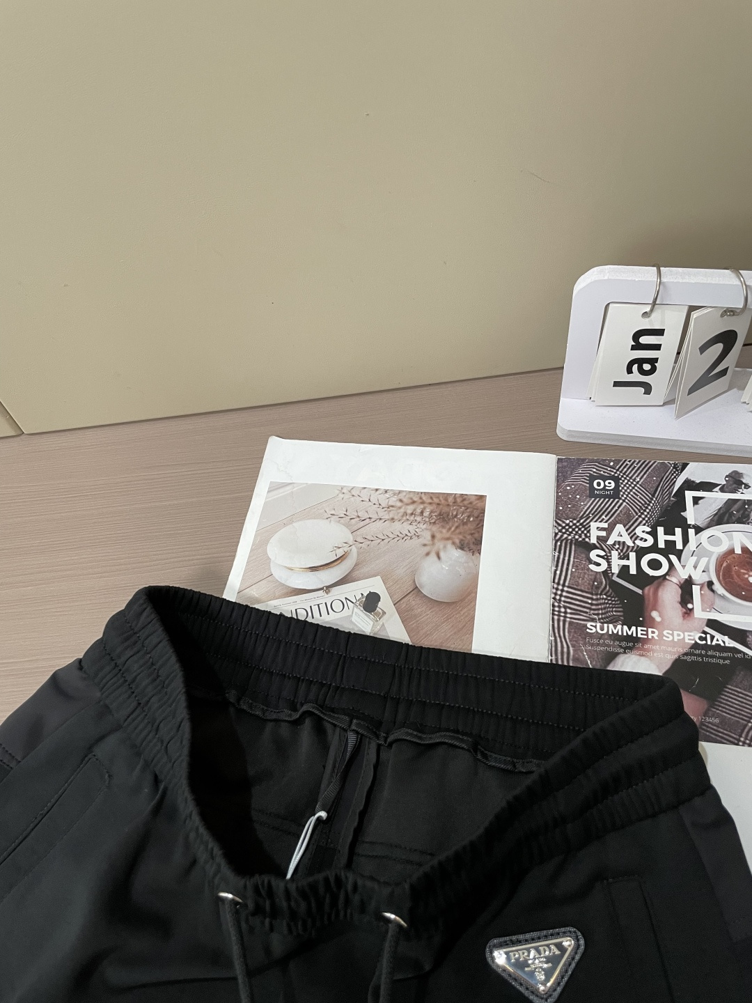 Prad 2026最新系列男士休闲裤！采用客供弹力柔棉材质，柔软细腻，手感绝佳！品牌格调一览无余！极简主