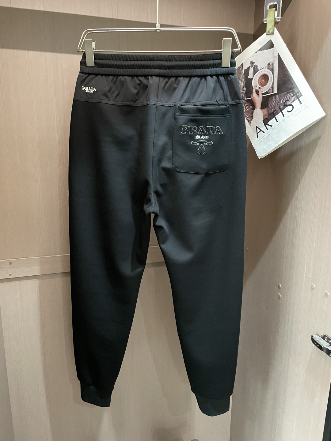 Prad 2026最新系列男士休闲裤！采用客供弹力柔棉材质，柔软细腻，手感绝佳！品牌格调一览无余！极简主