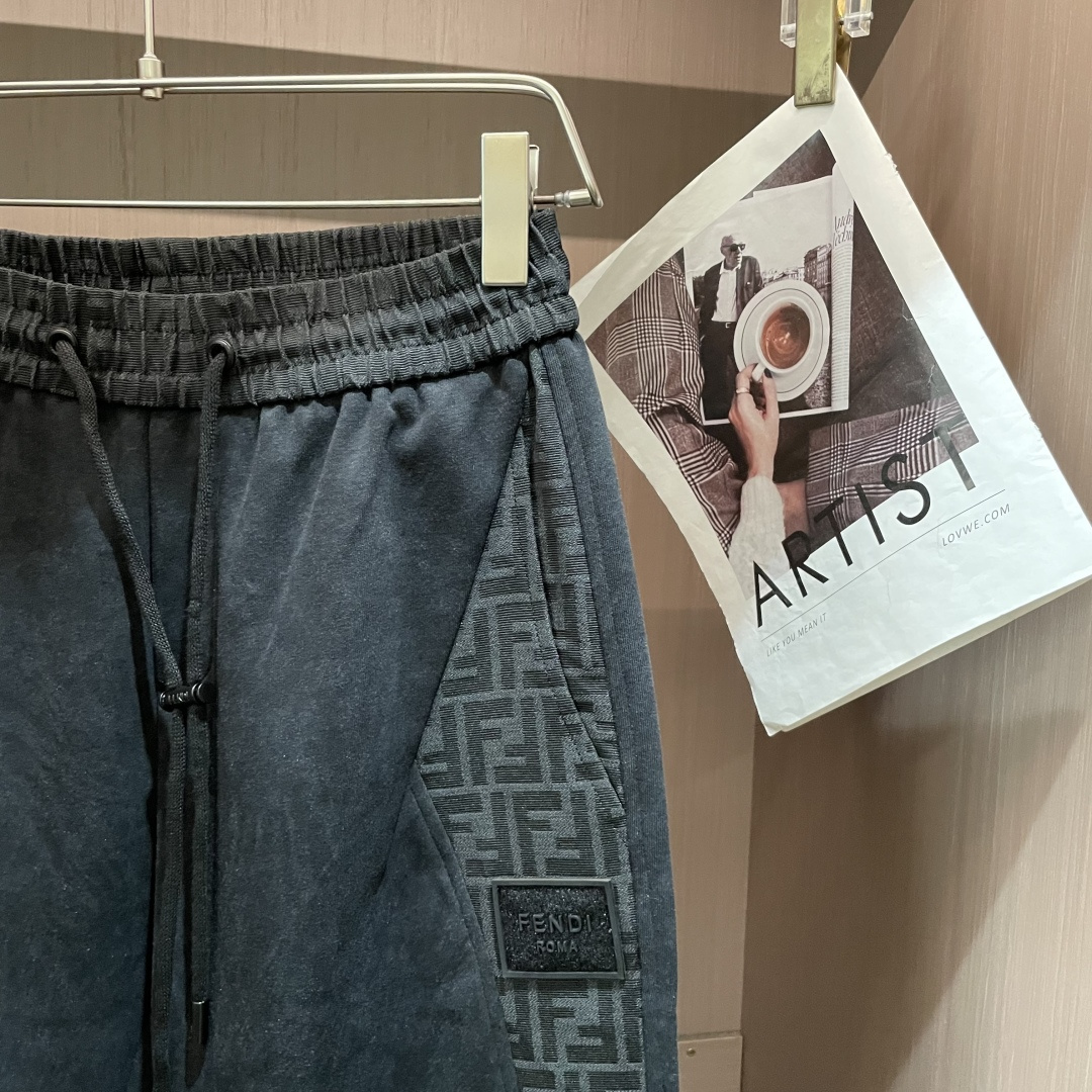 FD 2026最新系列男士休闲裤！采用客供弹力柔棉材质，柔软细腻，手感绝佳！品牌格调一览无余！极简主义设